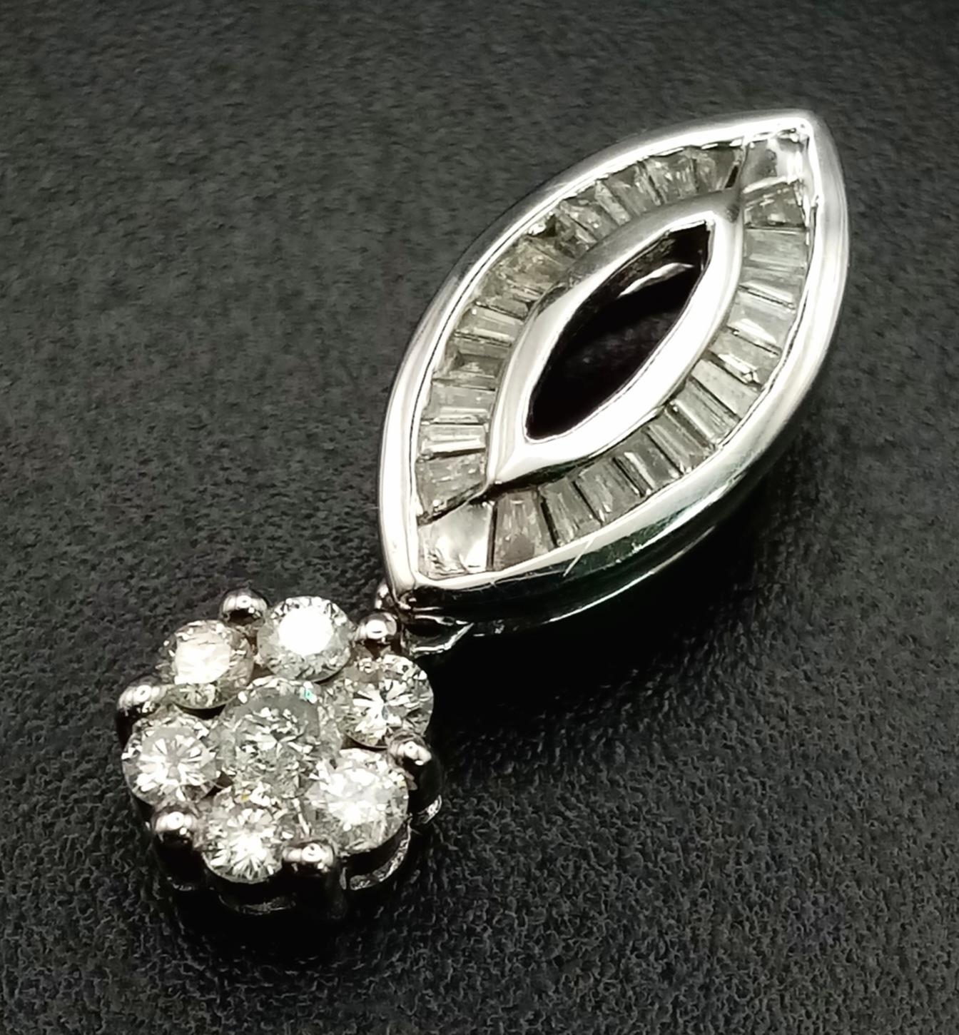 An 18 K pendant with baguette and round cut diamonds (0.40 carats). Length: 19 mm, weight: 1.7 g.