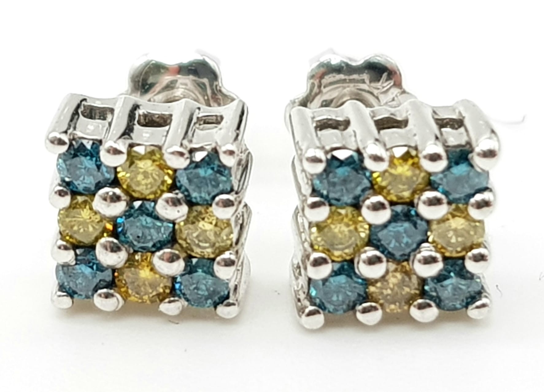 A 14 K white gold square cluster stud earrings with yellow and blue diamonds 0.2 carats). Total