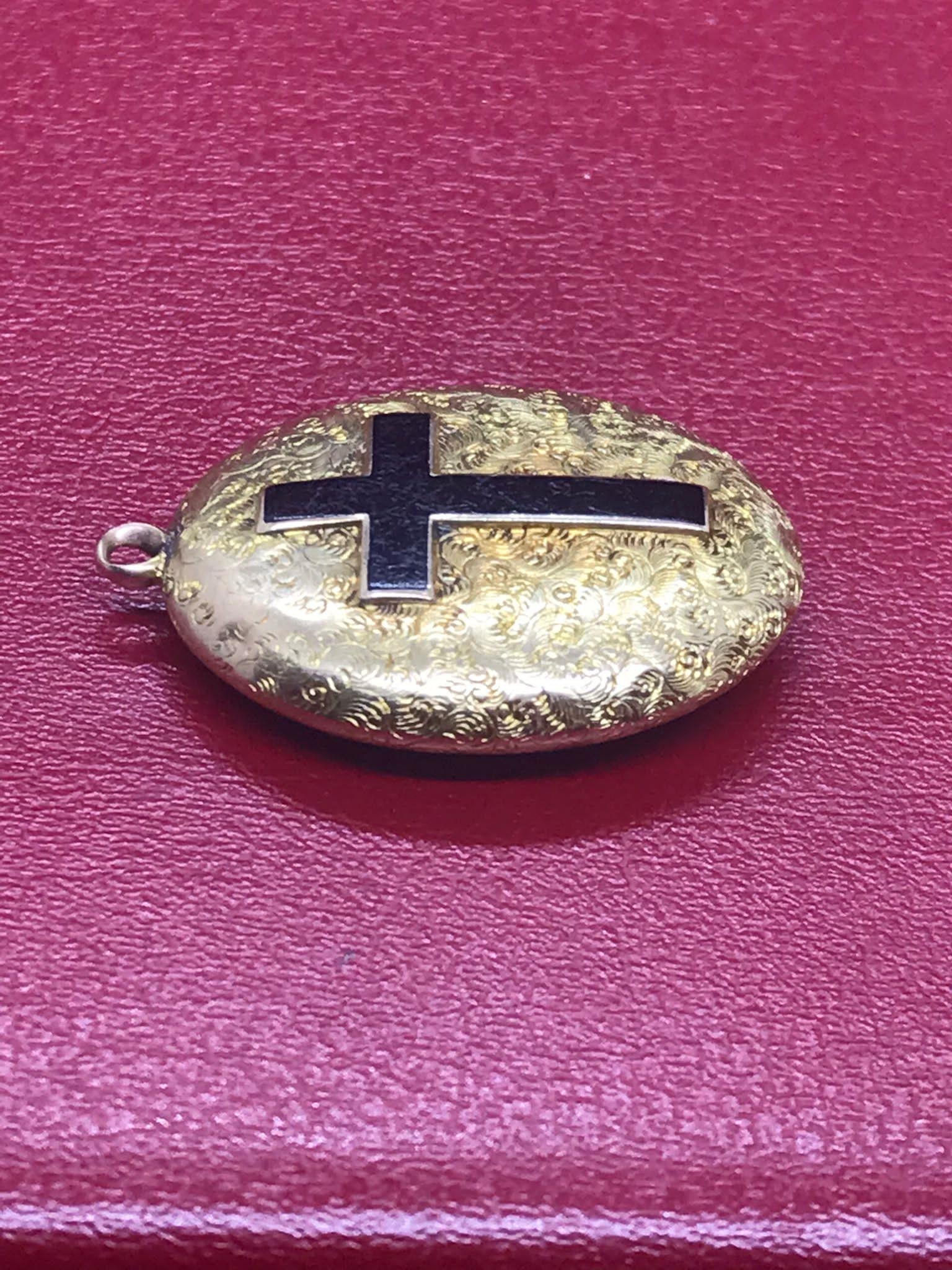 Antique 19th century enamel 15ct gold tested mourning locket pendant 3.1cm BY 2.3cm 4 grams - Image 7 of 12