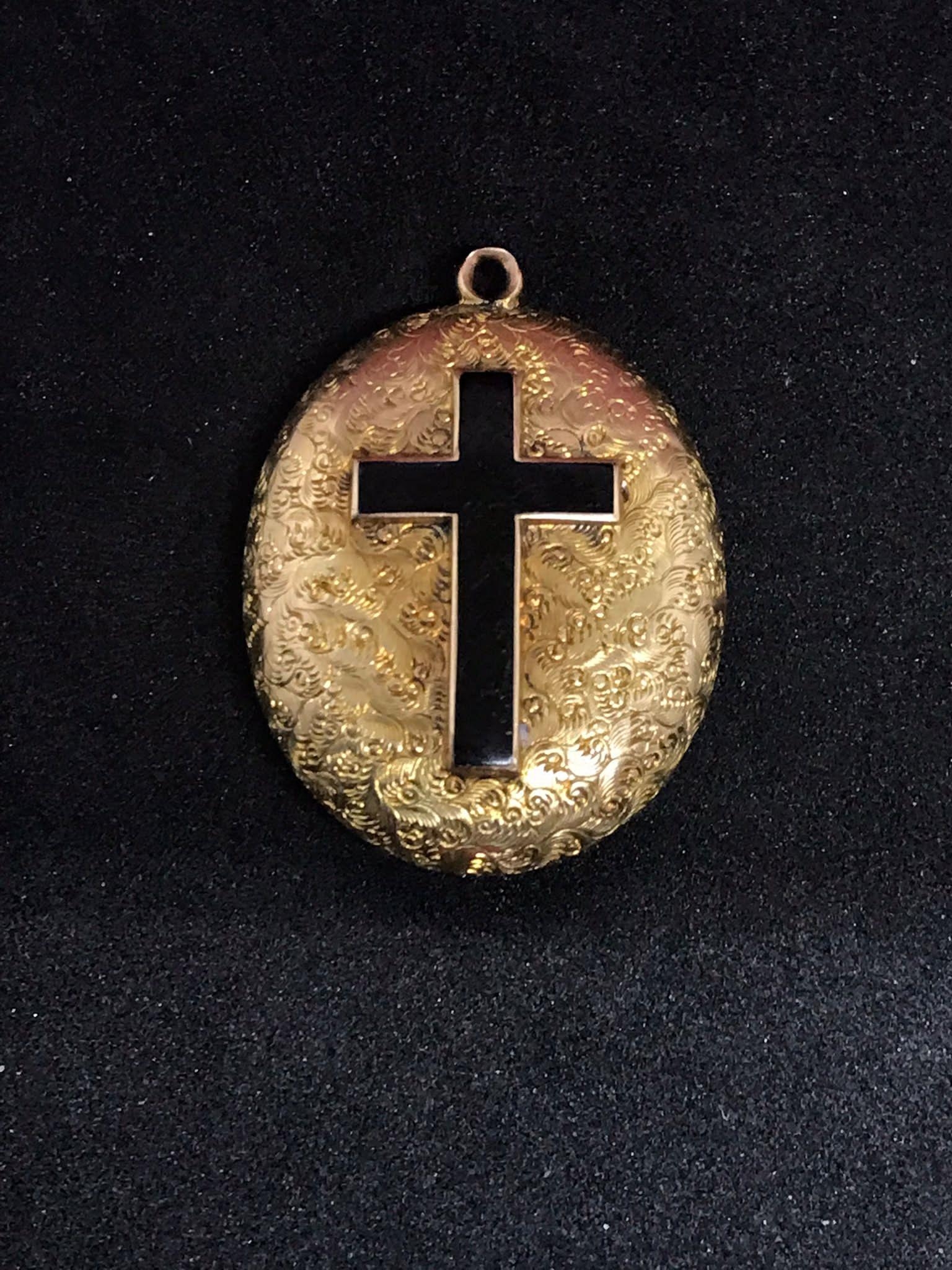 Antique 19th century enamel 15ct gold tested mourning locket pendant 3.1cm BY 2.3cm 4 grams - Image 2 of 12