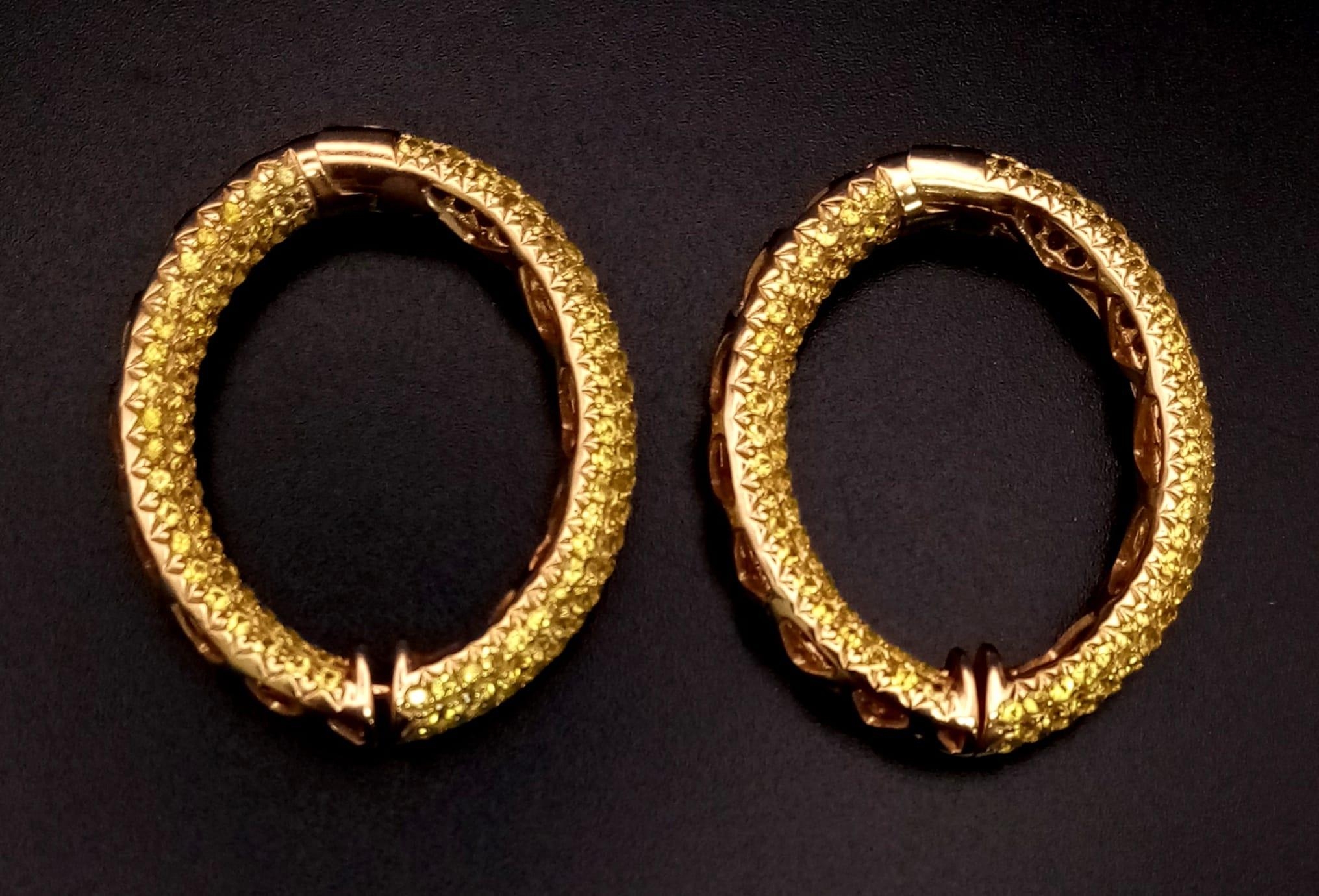 An 18K Yellow Gold and Yellow Stone Pair of Hoop Earrings. 19.16g total weight. Ref: 3710. - Bild 5 aus 8