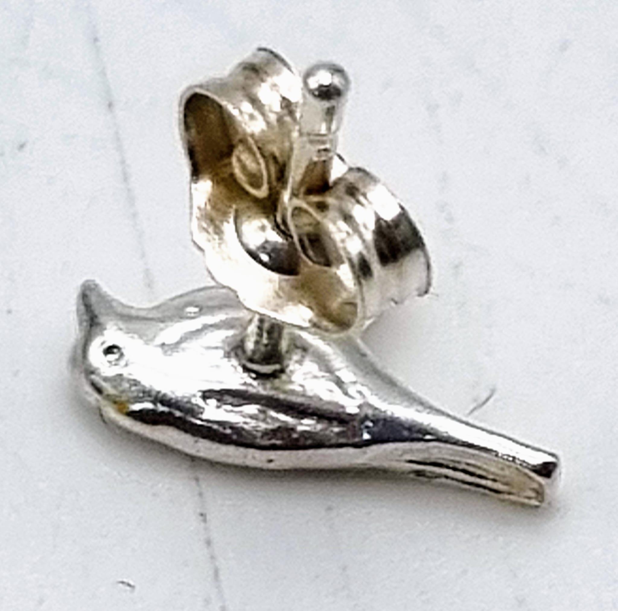 Alex Monroe sterling silver little robin stud earrings. 1g in weight. - Bild 3 aus 3