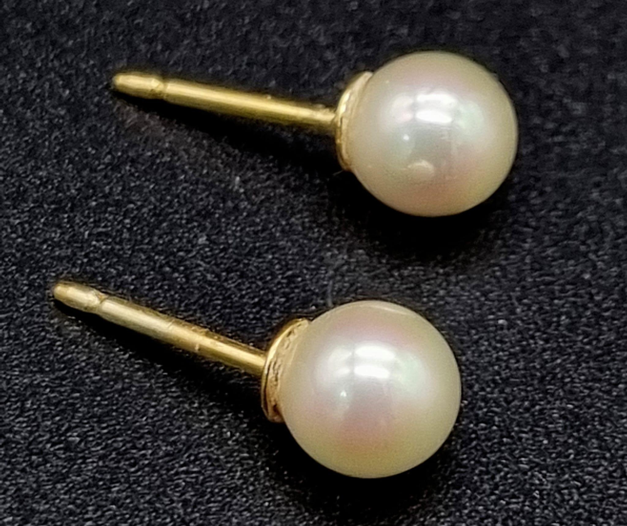 Two Pairs of 9K Yellow Gold Pearl Earrings - without fasteners. 2.76g total weight. - Bild 2 aus 3