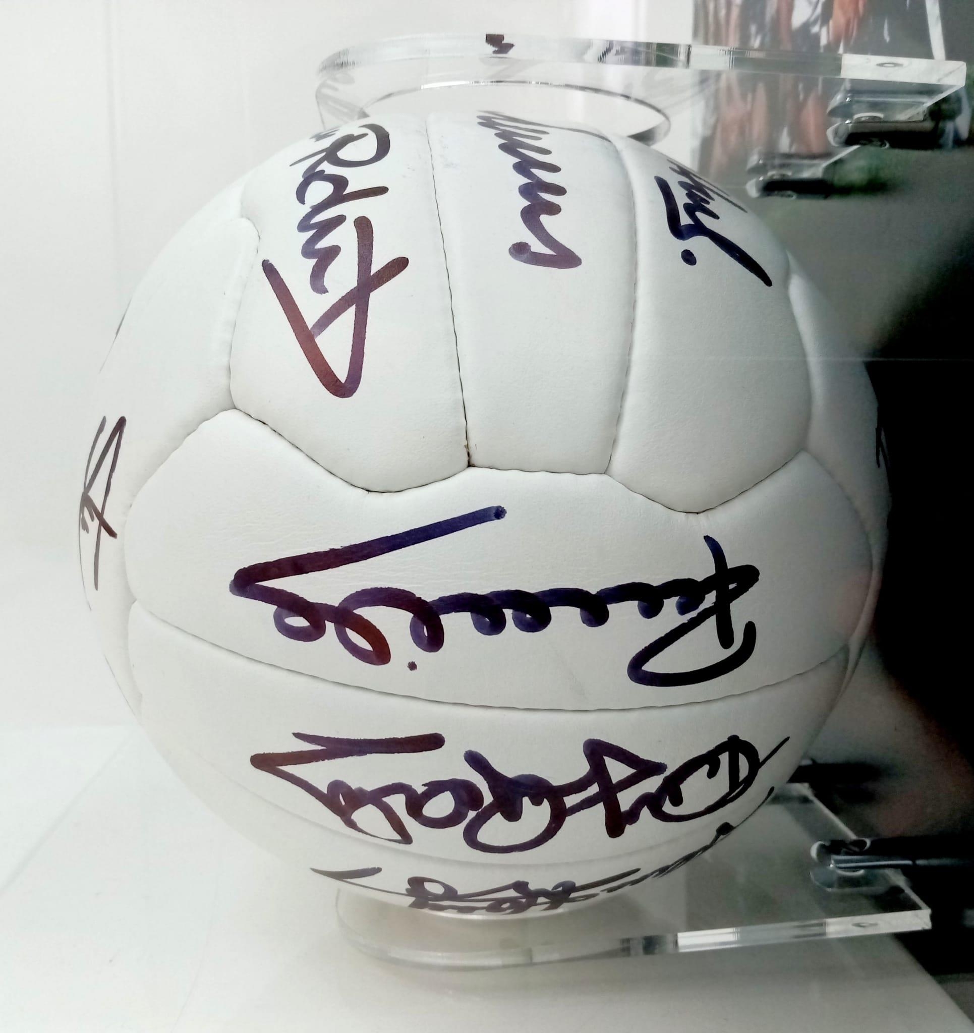 A FOOTBALL SIGNED BY THE TOTTENHAM HOTSPUR 1981 FA CUP WINNING TEAM NICELY DISPLAYED IN A PERSPEX - Bild 3 aus 7