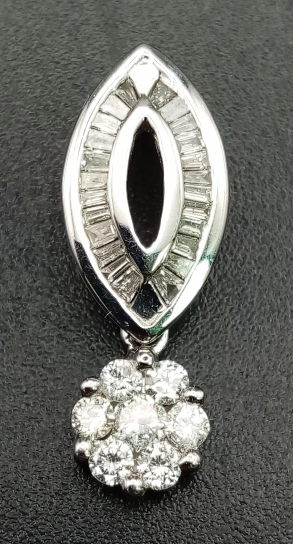 An 18 K pendant with baguette and round cut diamonds (0.40 carats). Length: 19 mm, weight: 1.7 g. - Image 2 of 4