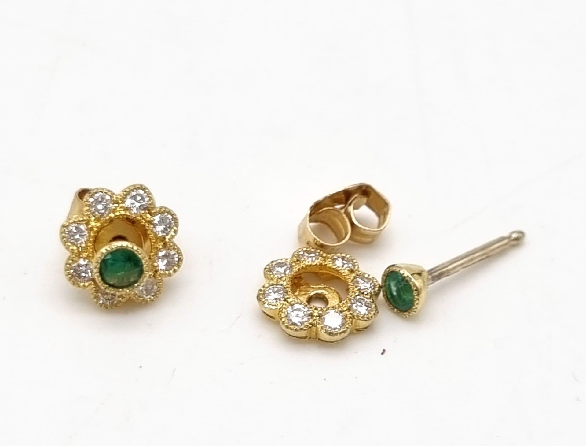 18K WHITE GOLD DIAMOND AND EMERALD CLUSTER STUD EARRINGS. CAN ALSO BE MADE INTO EMERALD STUDS. - Bild 3 aus 3