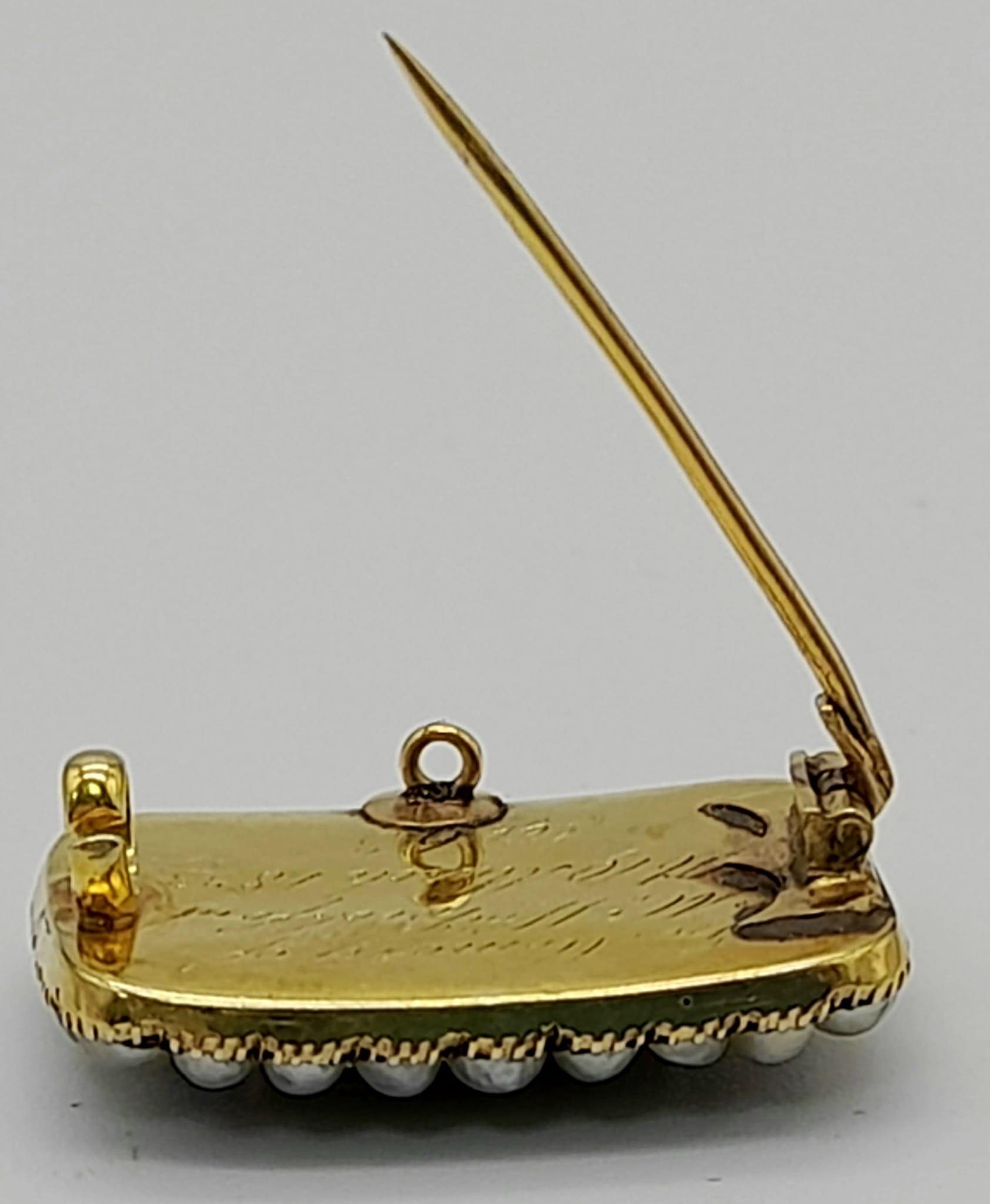A King William IV (1830s) High Karat Gold Emerald, Seed Pearl and Jet Memorial Brooch. 22mm. 4.11g - Bild 2 aus 3