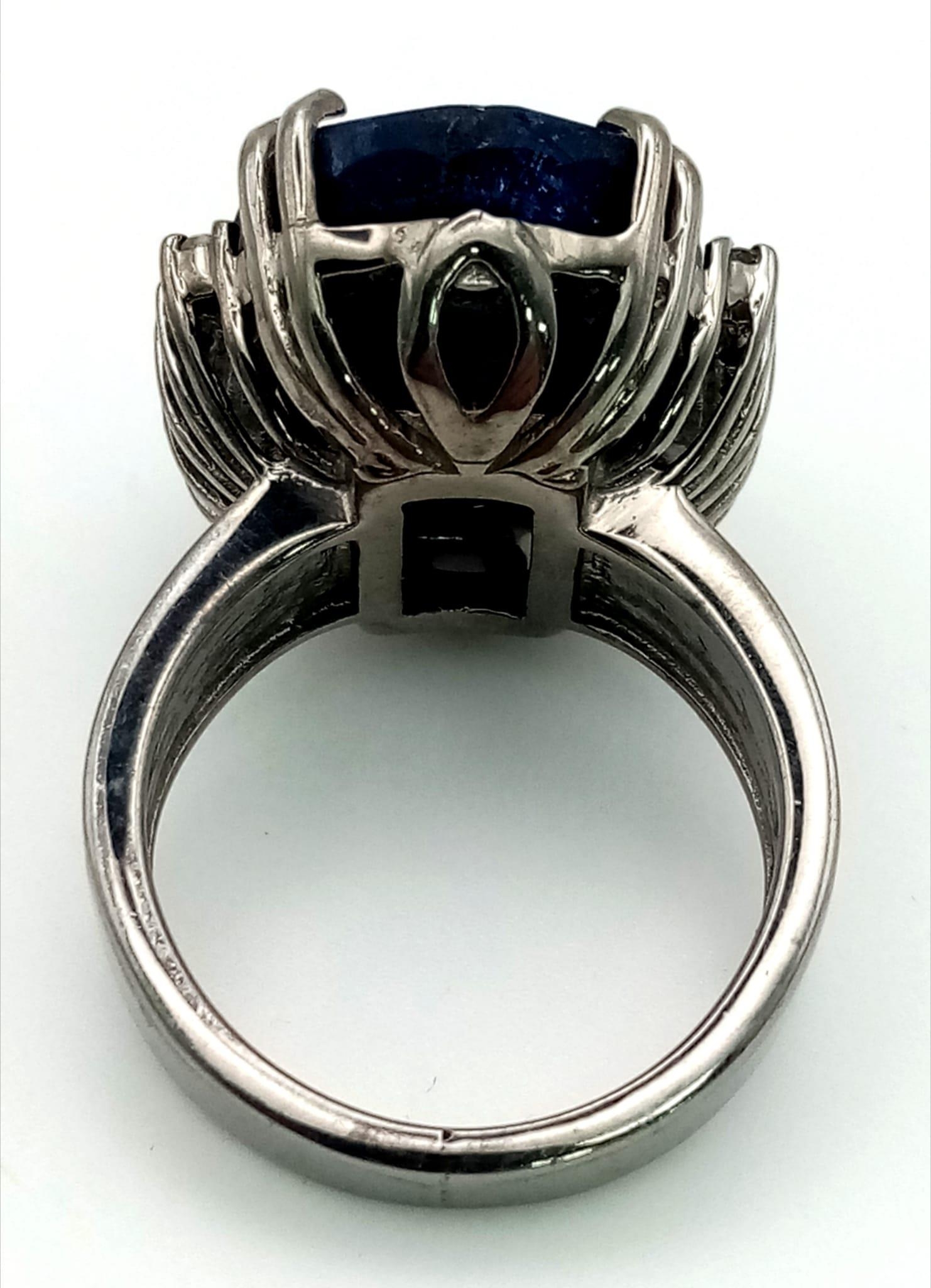 A 20.30ct Oval cut Natural Blue Sapphire Ring set in 925 silver, decorated with 0.20ct Diamond - Image 4 of 5