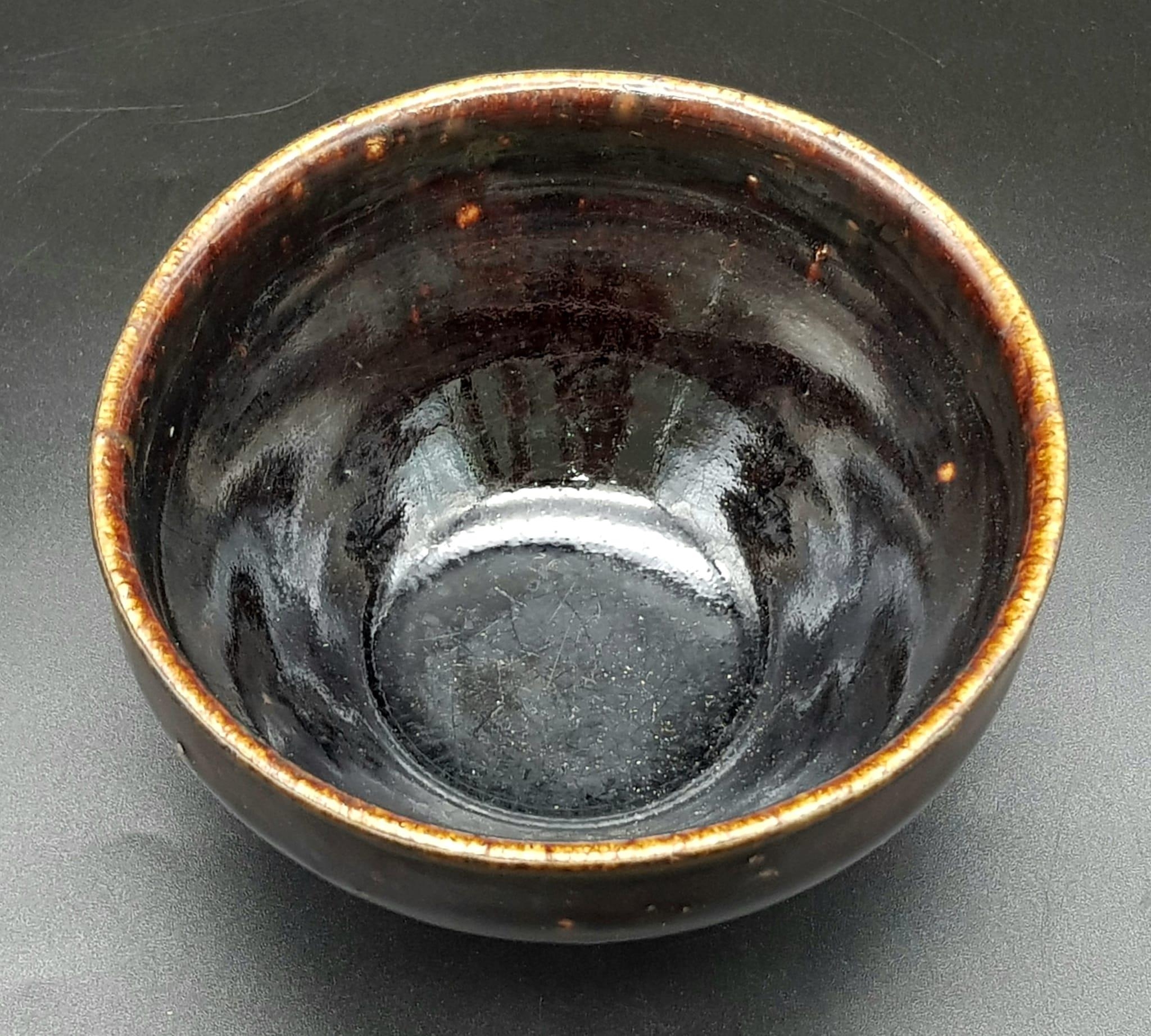 A VERY RARE CHINESE SONG PERIOD (900-1200) JIAN TEA BOWL , WITH A UNIQUE METAL BAND AROUND THE RIM - Bild 4 aus 6