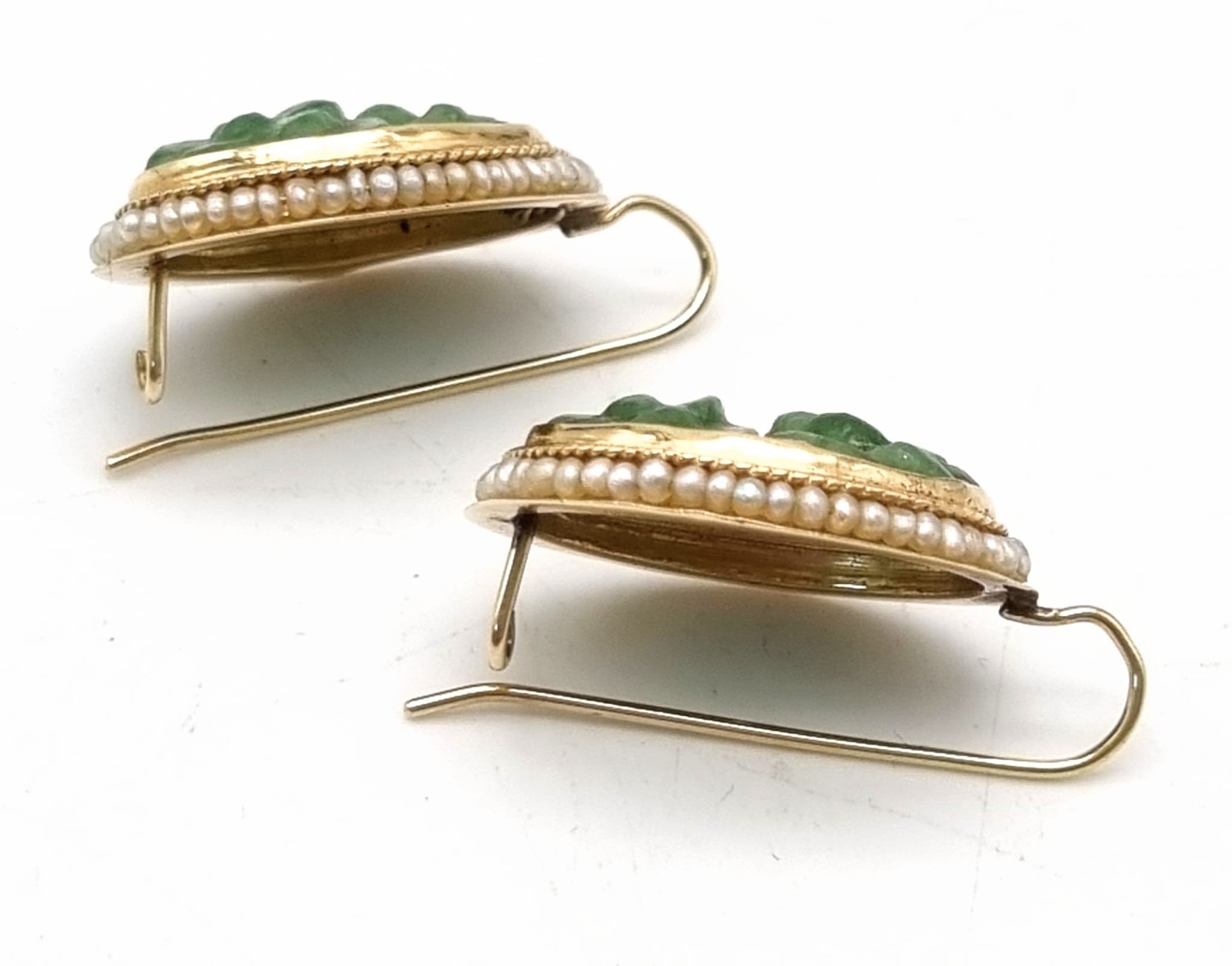 A vintage 14k yellow gold pair of earrings with carved oval jade surrounded by seed natural pearls. - Bild 3 aus 4