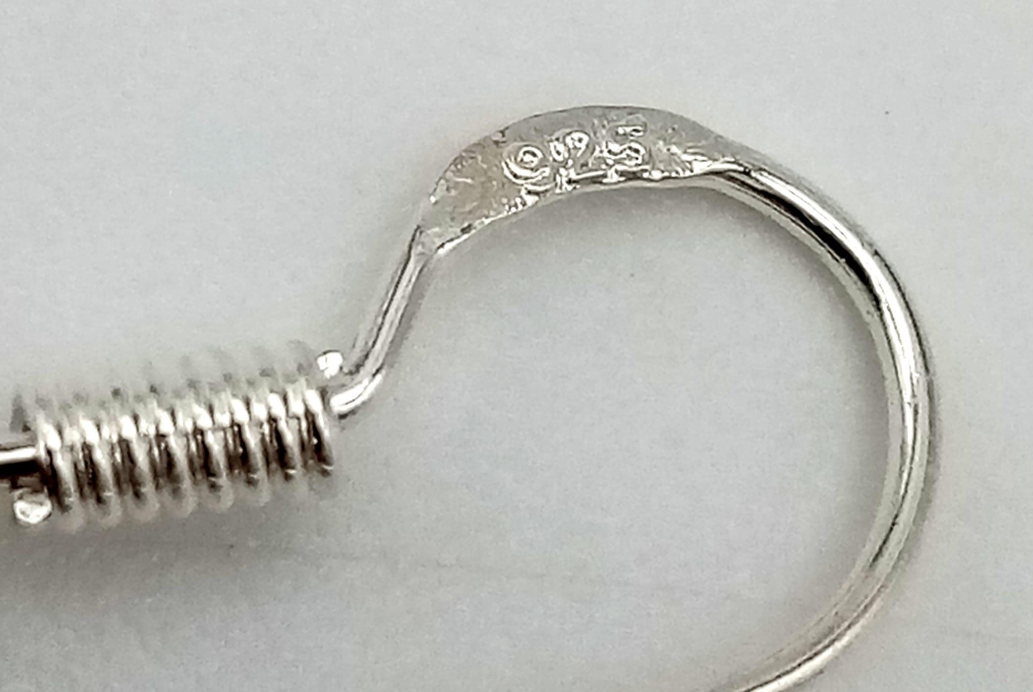A South Sea Pearl Shell Golden Necklace, Bracelet and Earring Set. 42cm. 16cm. 3cm drop. - Bild 4 aus 4