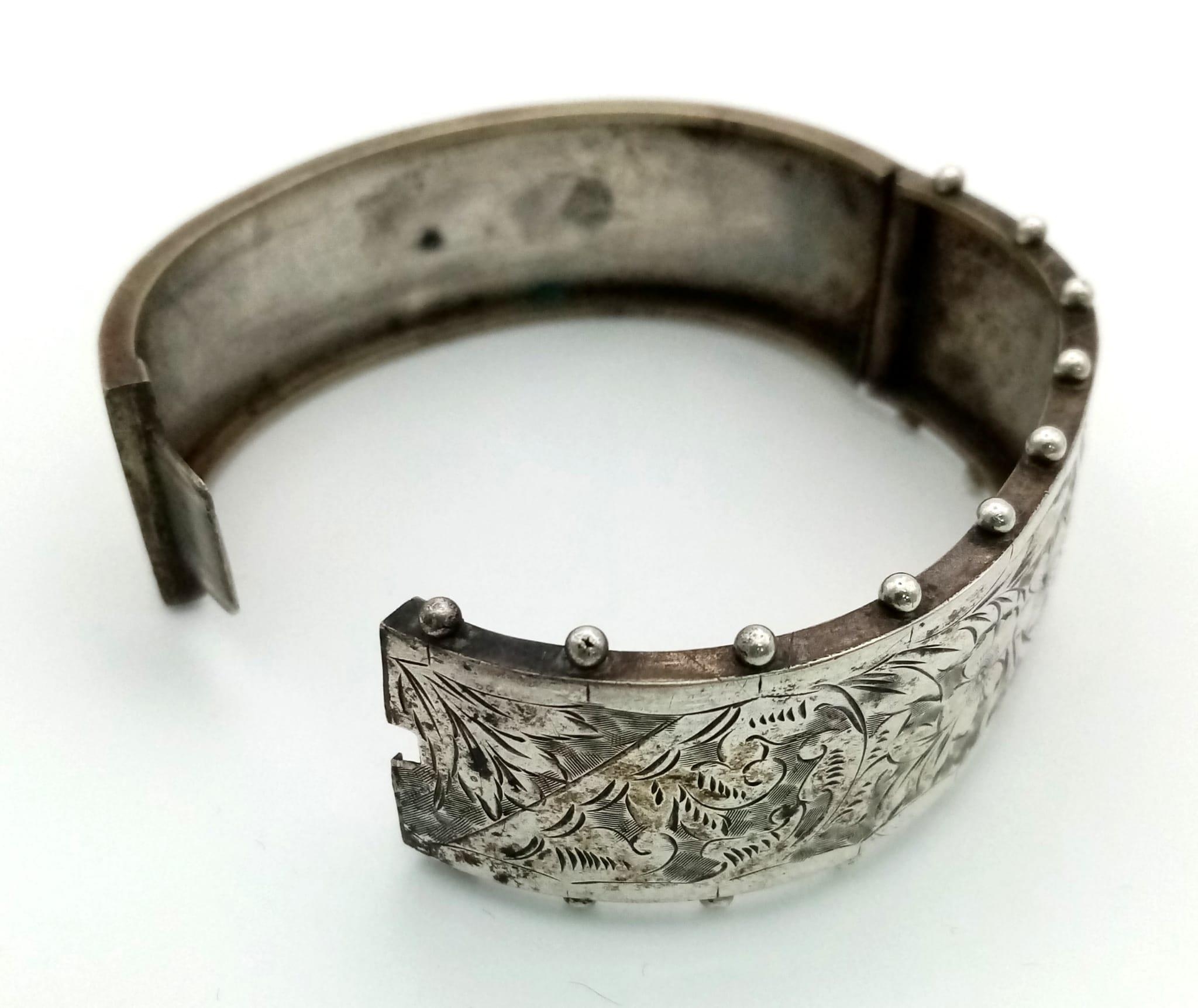 A Victorian Sterling Silver Floral and Foliate Engraved Bangle. 17g. 23mm width. - Bild 2 aus 4