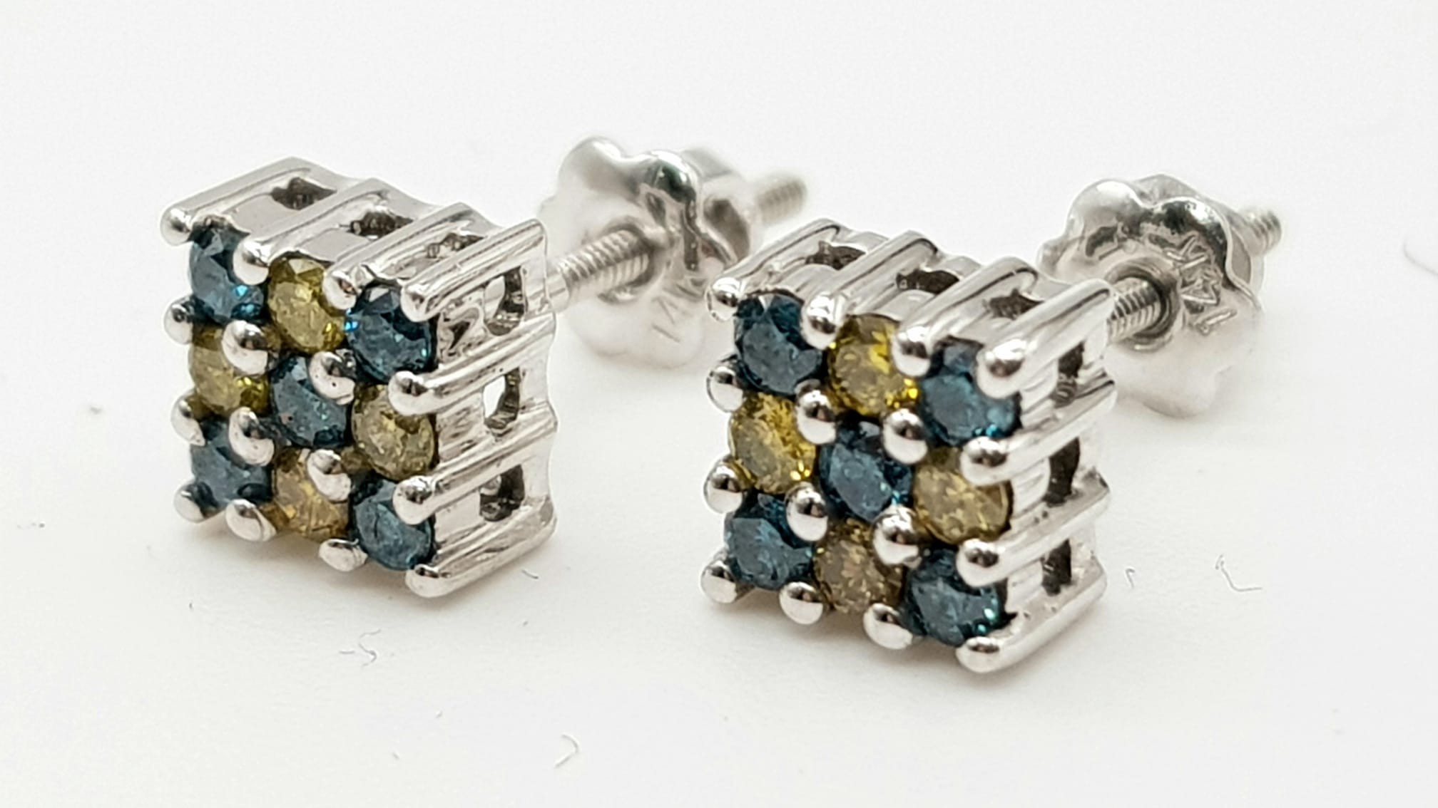 A 14 K white gold square cluster stud earrings with yellow and blue diamonds 0.2 carats). Total - Bild 2 aus 4