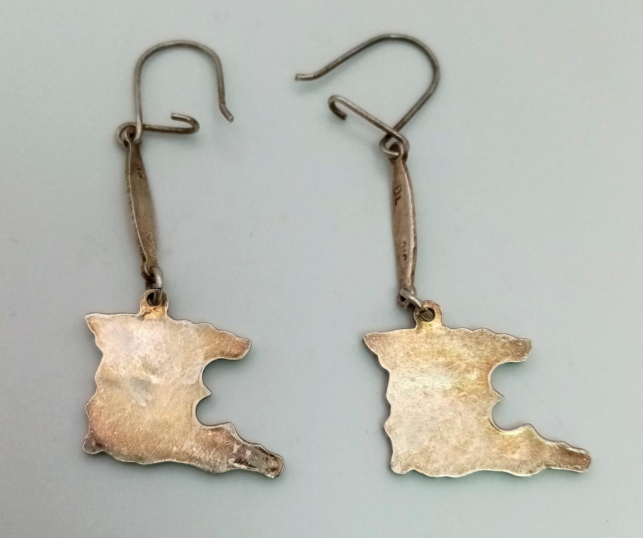 A sterling silver pair of earrings with the map of Trinidad. Weight: 4 g. - Bild 2 aus 3