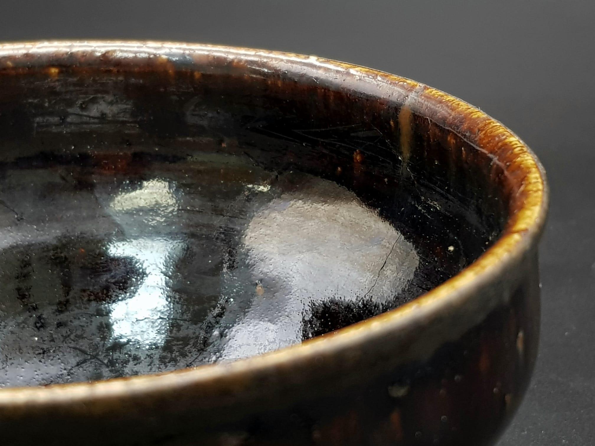 A VERY RARE CHINESE SONG PERIOD (900-1200) JIAN TEA BOWL , WITH A UNIQUE METAL BAND AROUND THE RIM - Bild 2 aus 6