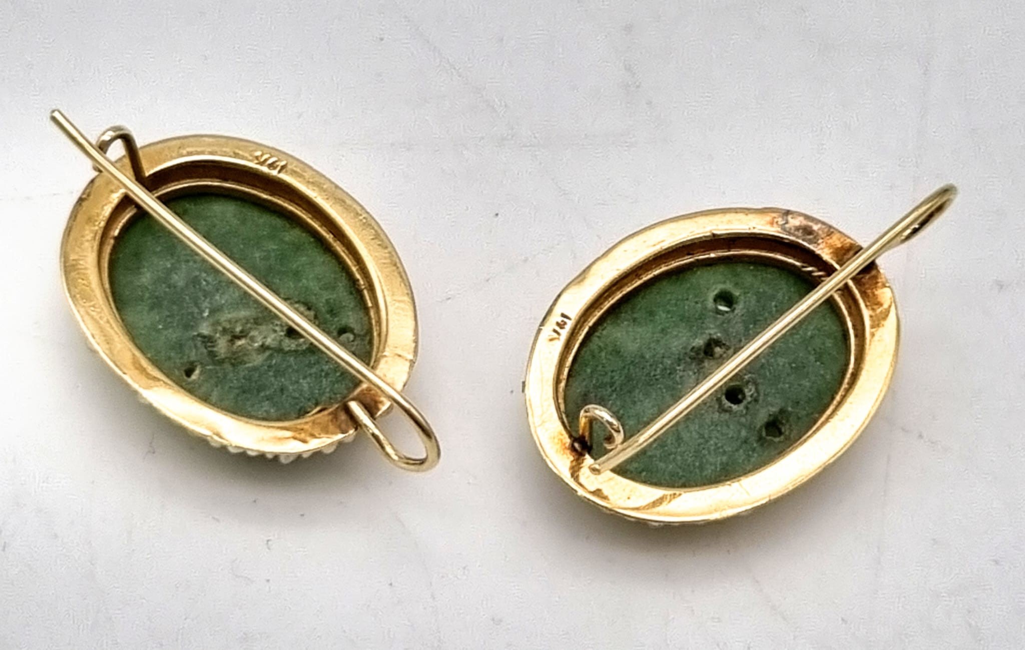 A vintage 14k yellow gold pair of earrings with carved oval jade surrounded by seed natural pearls. - Bild 4 aus 4