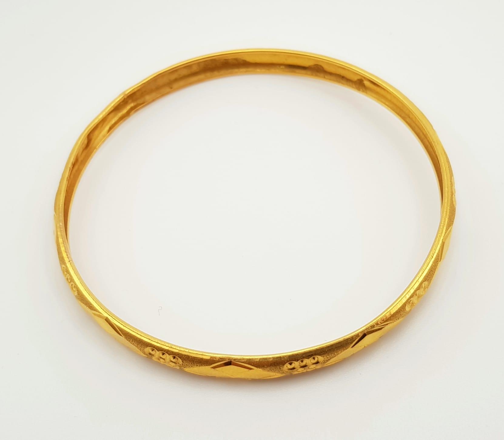 A 22K Yellow Gold Bangle. 65mm inner diameter. 9.58g. Ref: 3876. - Bild 2 aus 4