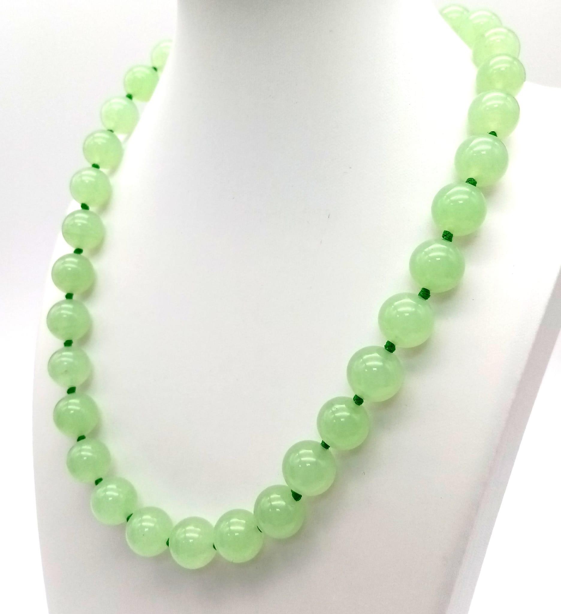 A Light Green Jade Necklace, Bracelet and Earring Set. 12mm beads. 42cm necklace. Expandable - Bild 2 aus 4