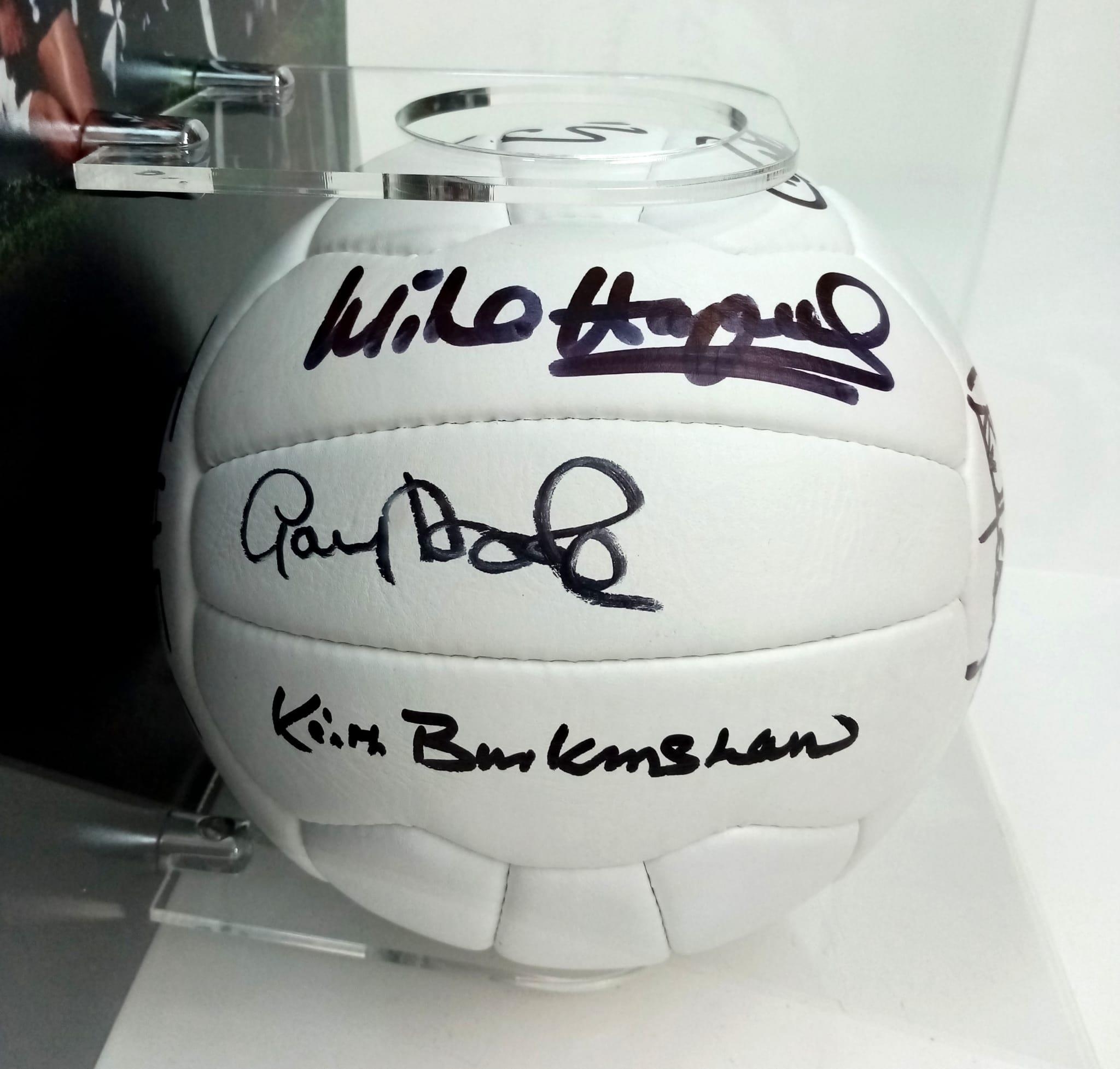 A FOOTBALL SIGNED BY THE TOTTENHAM HOTSPUR 1981 FA CUP WINNING TEAM NICELY DISPLAYED IN A PERSPEX - Bild 4 aus 7