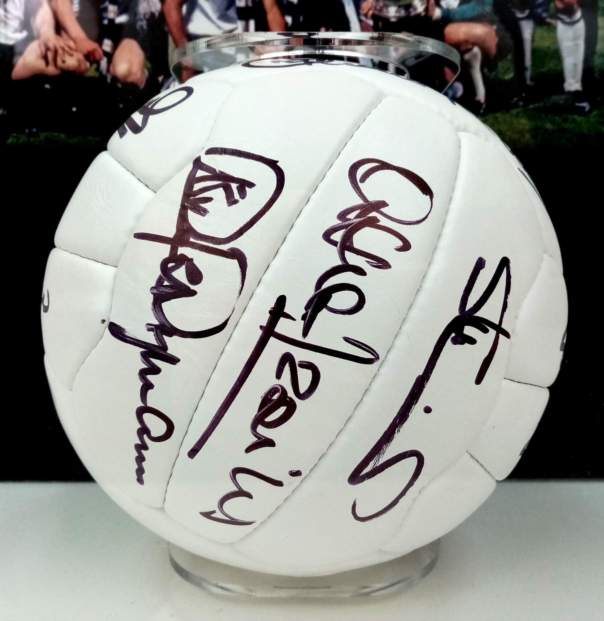 A FOOTBALL SIGNED BY THE TOTTENHAM HOTSPUR 1981 FA CUP WINNING TEAM NICELY DISPLAYED IN A PERSPEX - Bild 2 aus 7