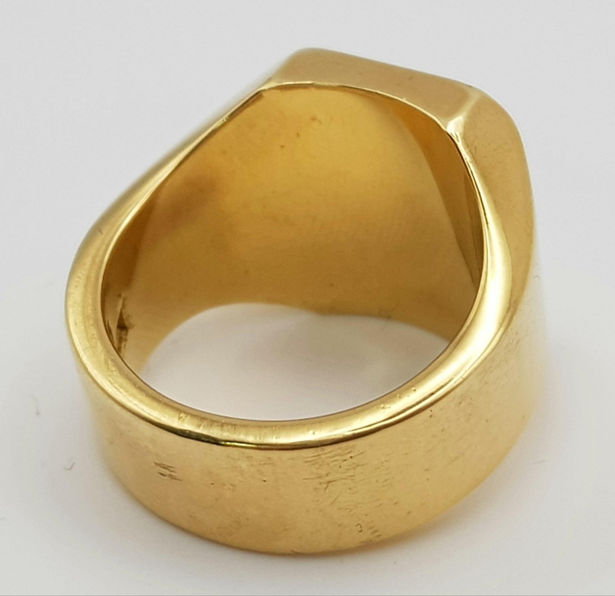 An 18K Yellow Gold Wild Boar Signet Ring. Size O 1/2. 26.46g. Ref: 3834. - Image 2 of 4