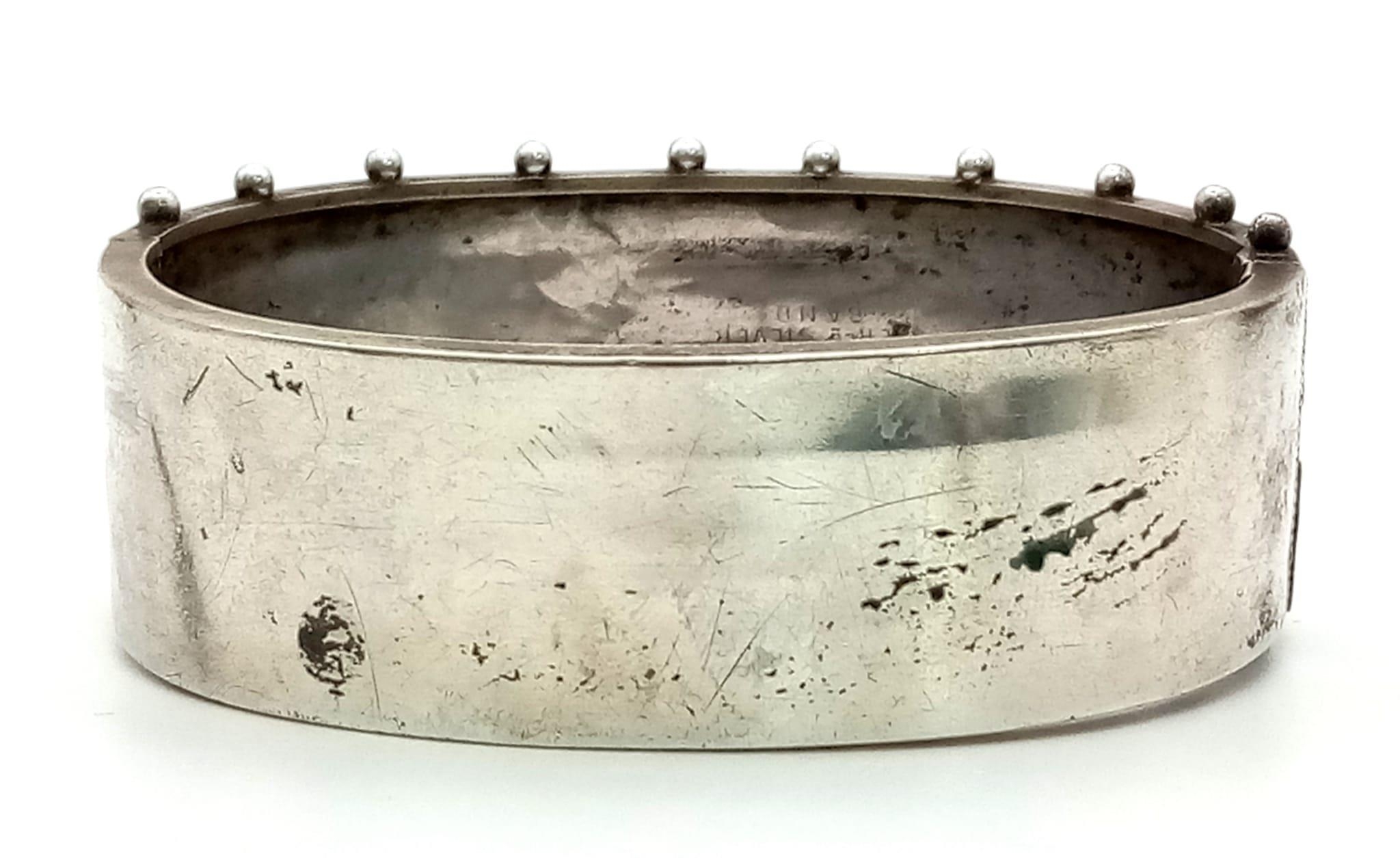 A Victorian Sterling Silver Floral and Foliate Engraved Bangle. 17g. 23mm width. - Bild 3 aus 4