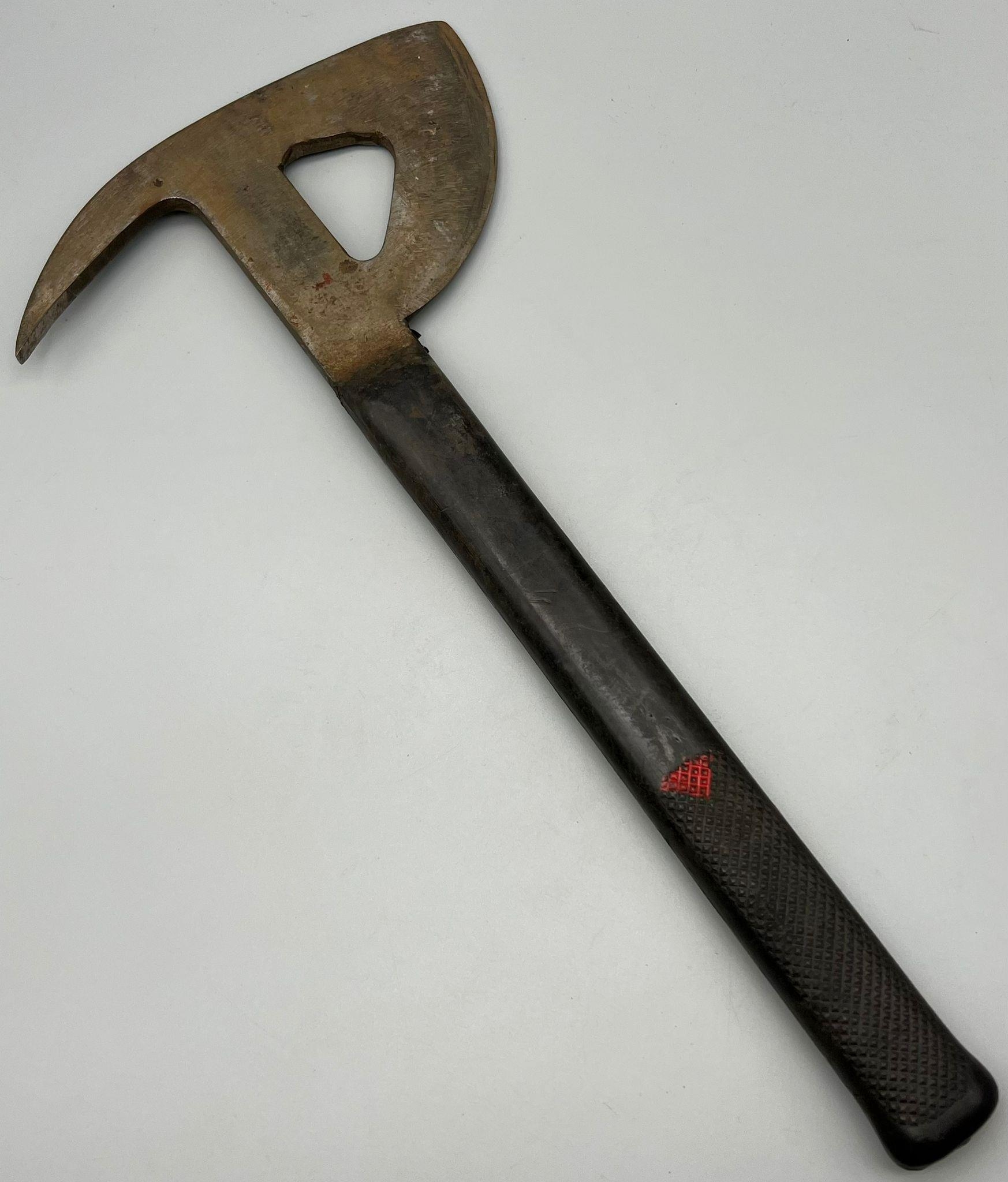 WW2 American Waco Glider Escape Axe. - Image 2 of 2