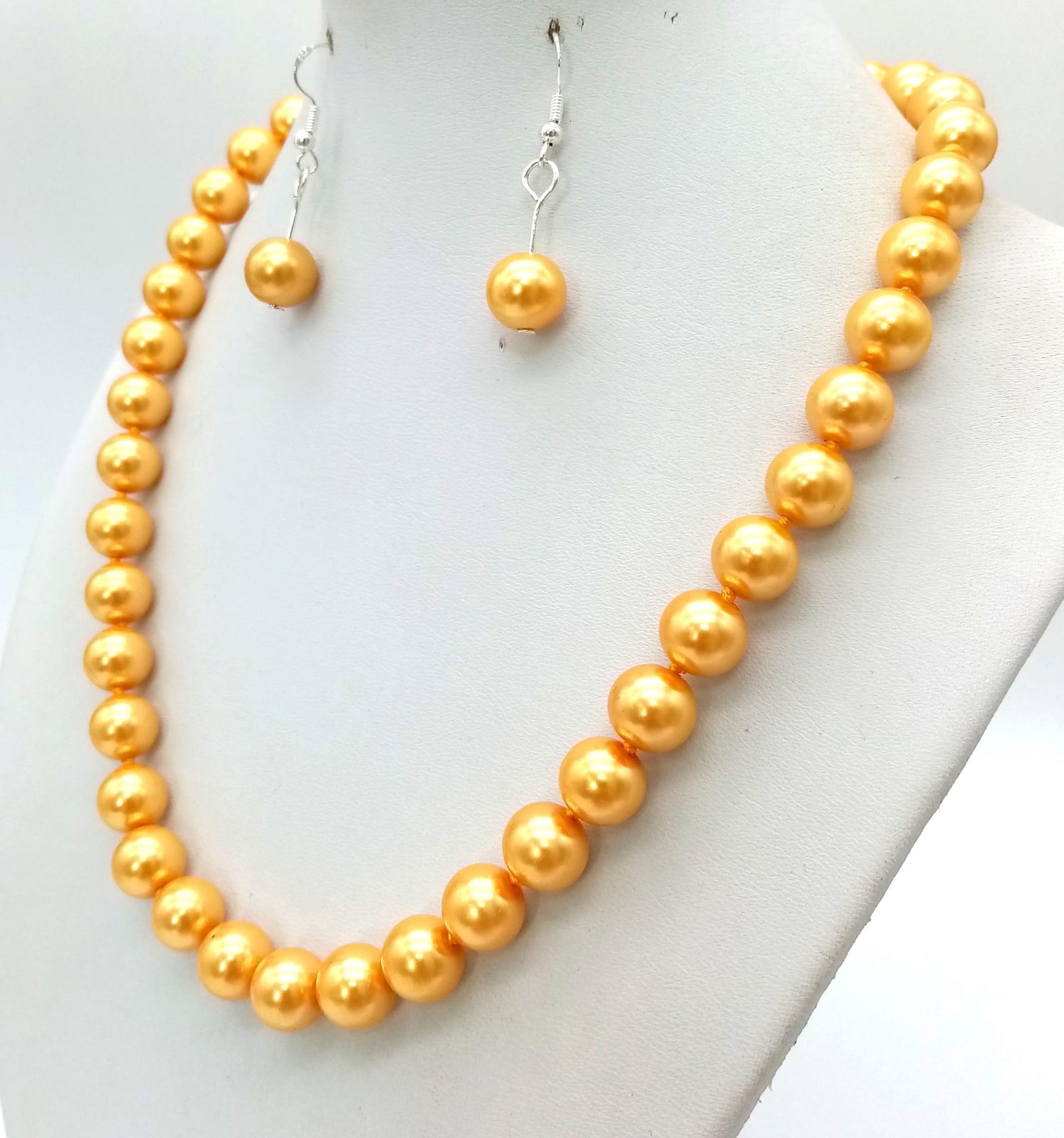 A South Sea Pearl Shell Golden Necklace, Bracelet and Earring Set. 42cm. 16cm. 3cm drop. - Bild 2 aus 4