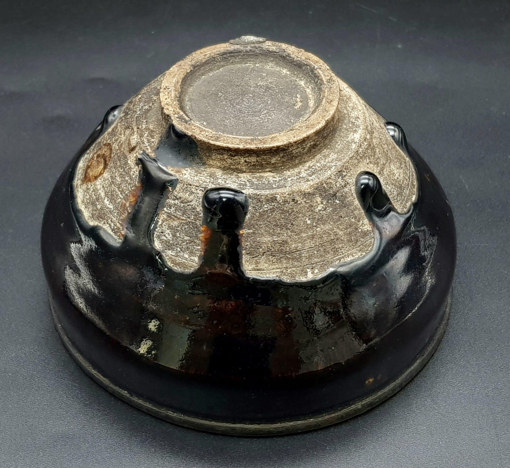 A VERY RARE CHINESE SONG PERIOD (900-1200) JIAN TEA BOWL , WITH A UNIQUE METAL BAND AROUND THE RIM - Bild 3 aus 6