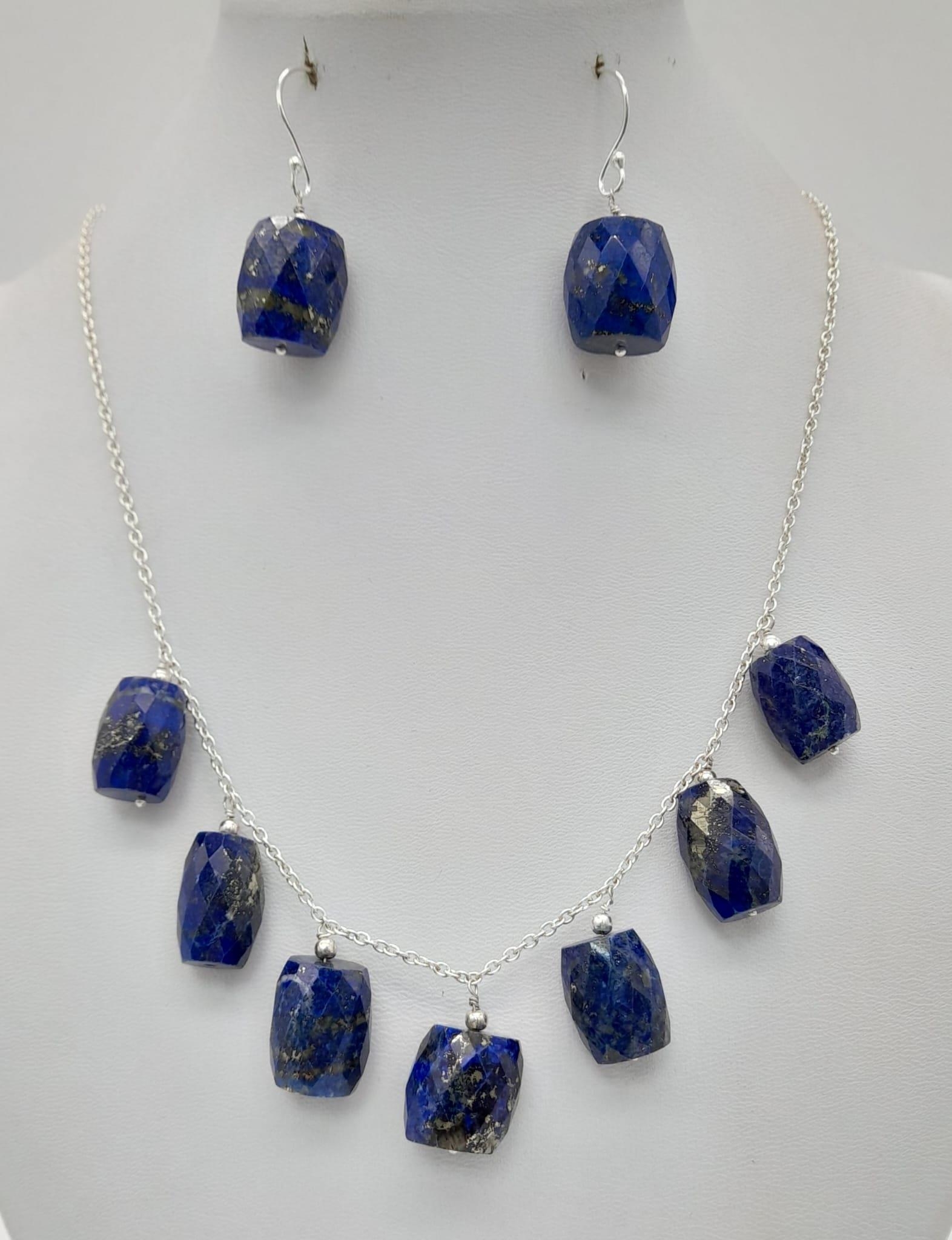 A 220ct Lapis Lazuli Necklace with a Matching Pair of Barrel Earrings set in 925 Silver. 42cm - - Bild 2 aus 3