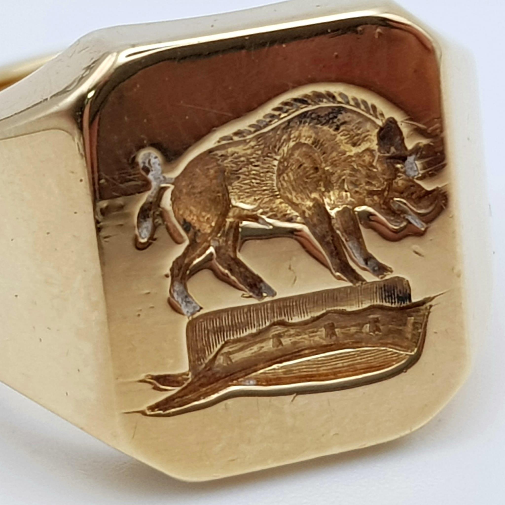An 18K Yellow Gold Wild Boar Signet Ring. Size O 1/2. 26.46g. Ref: 3834. - Image 3 of 4