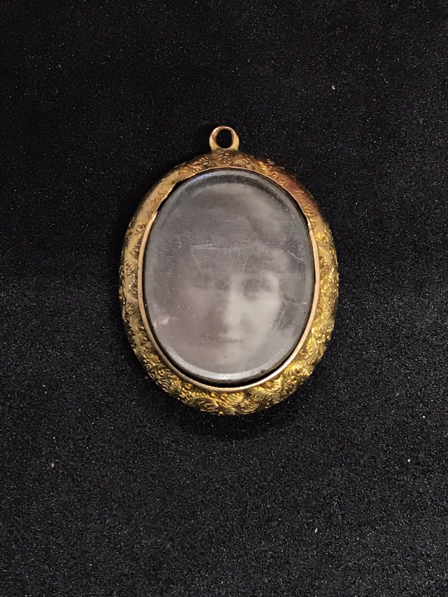 Antique 19th century enamel 15ct gold tested mourning locket pendant 3.1cm BY 2.3cm 4 grams - Image 4 of 12