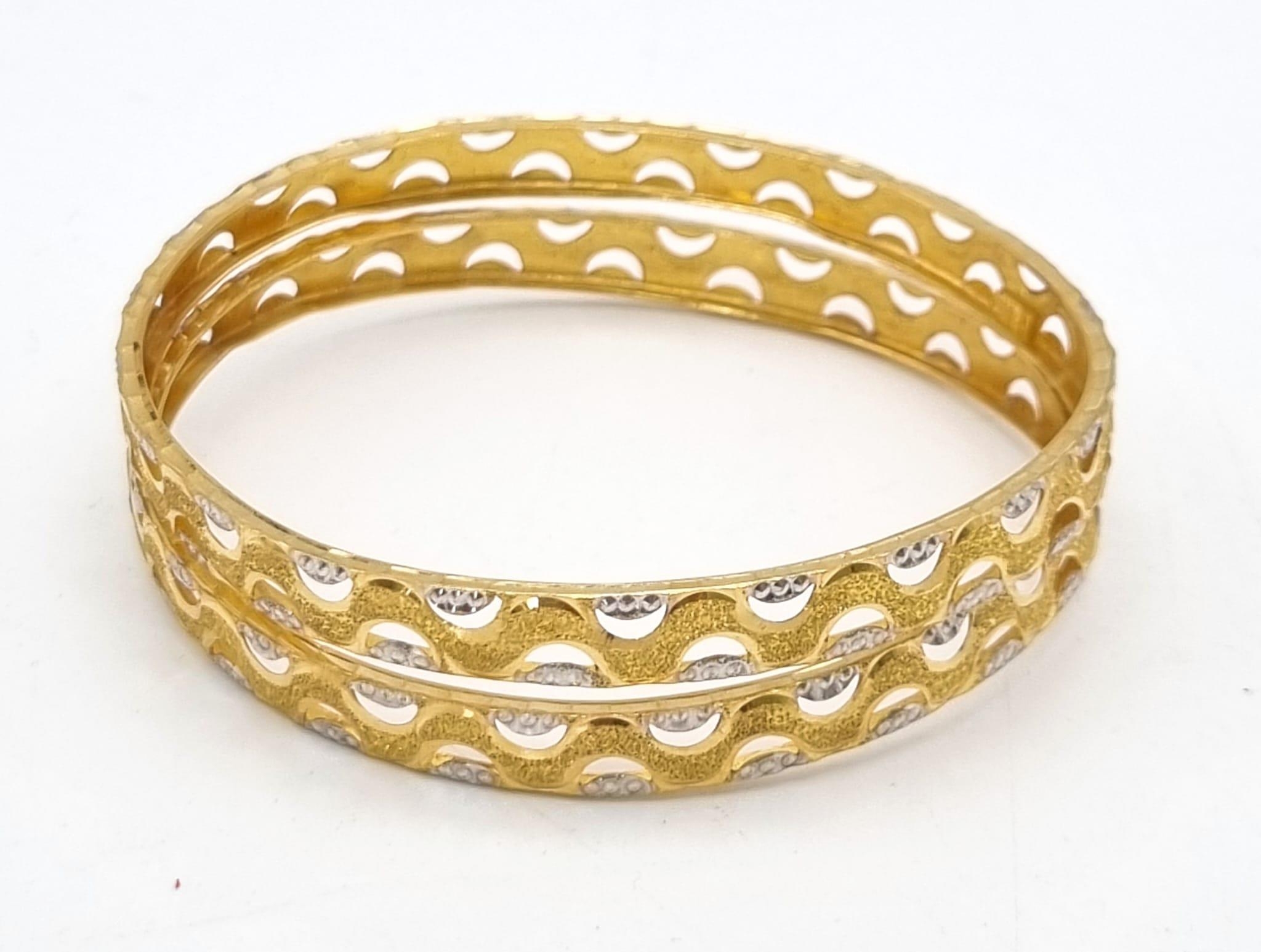 Two 22k Yellow and White Gold Bangle Set. 6cm inner diameter. 16.1g total weight. Ref: 1-8273 - Bild 2 aus 4