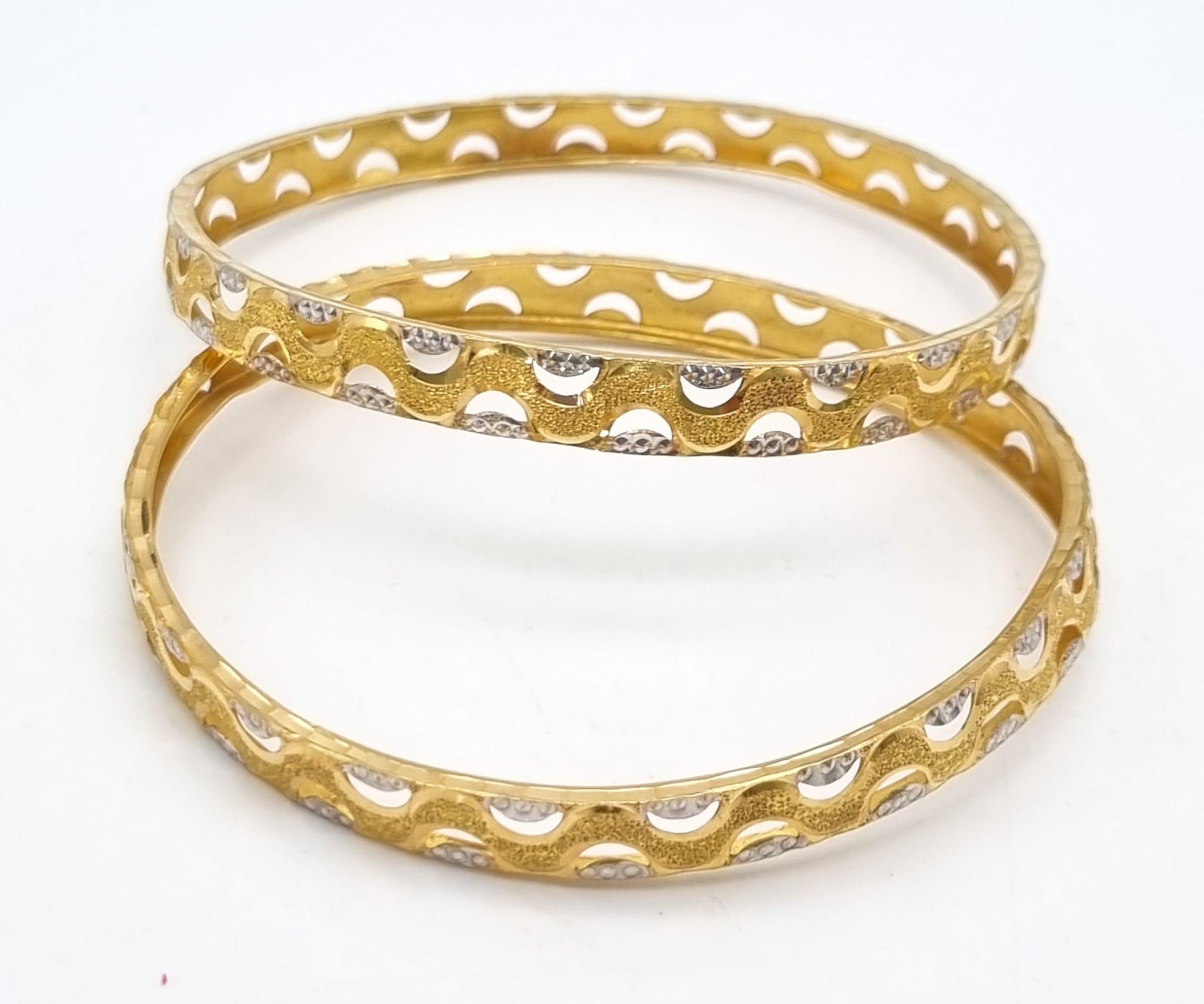 Two 22k Yellow and White Gold Bangle Set. 6cm inner diameter. 16.1g total weight. Ref: 1-8273