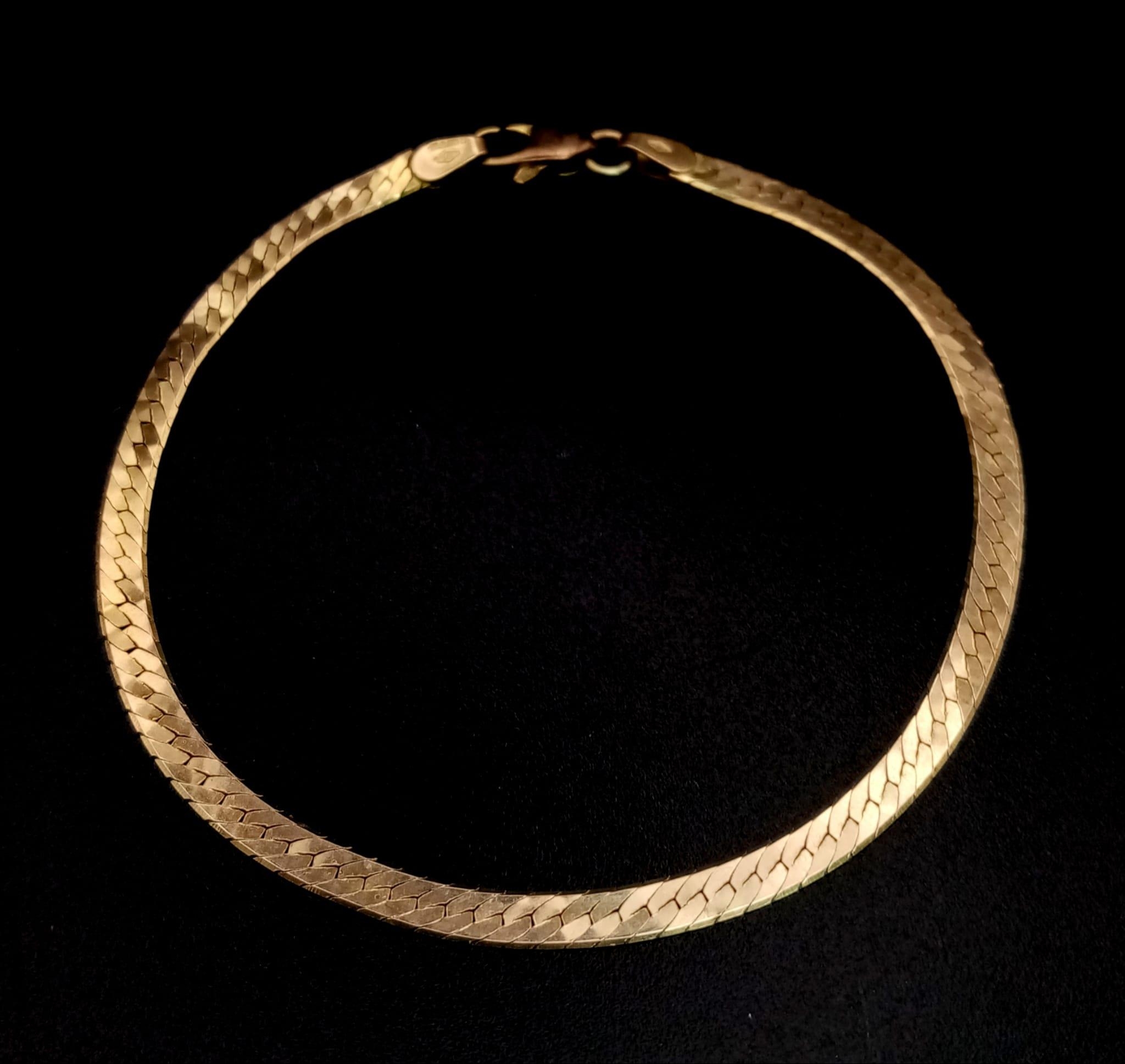 An Italian 9K Yellow Gold Herringbone Bracelet. 18cm. 2.64g - Image 2 of 3