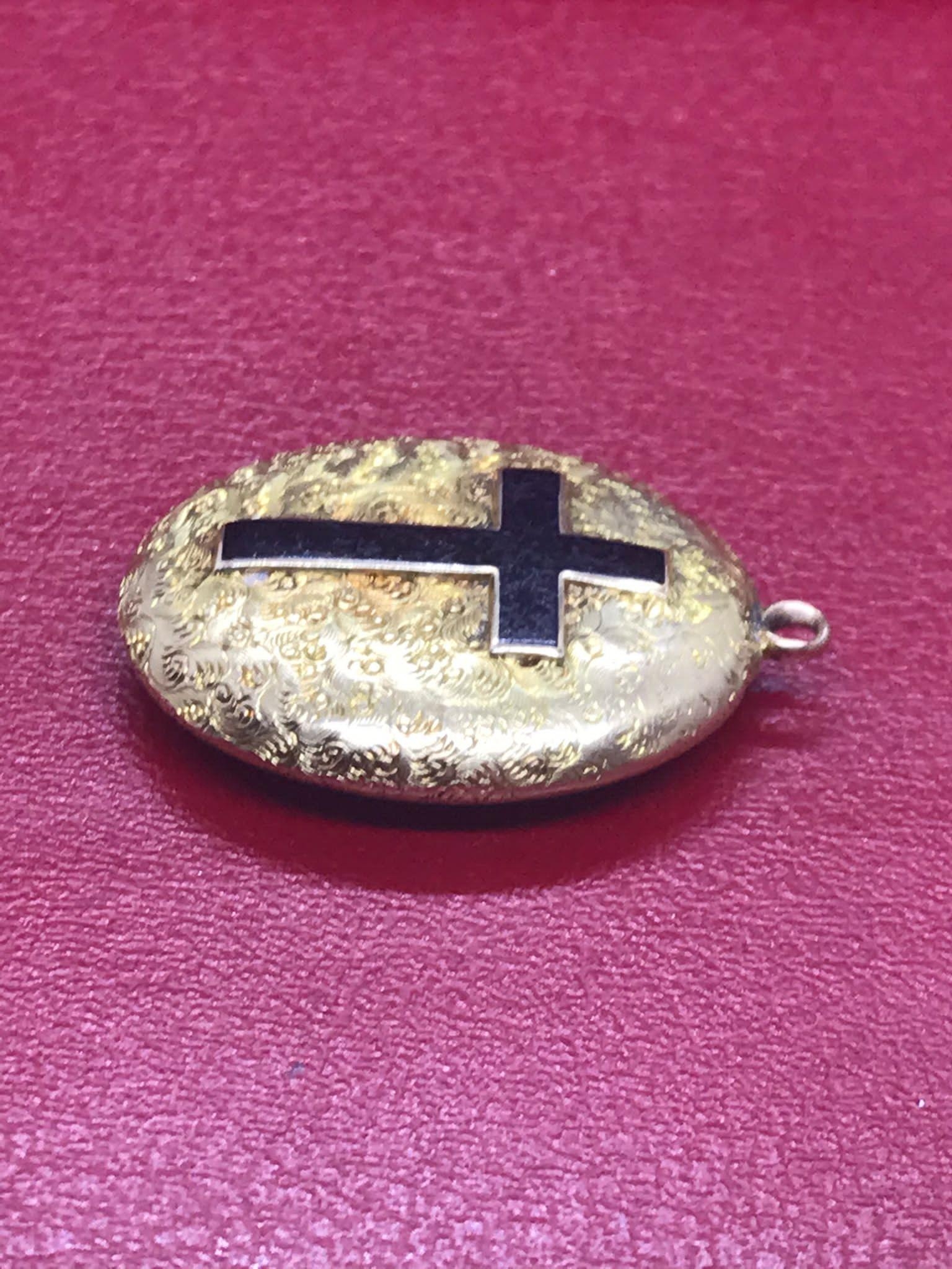 Antique 19th century enamel 15ct gold tested mourning locket pendant 3.1cm BY 2.3cm 4 grams - Image 8 of 12