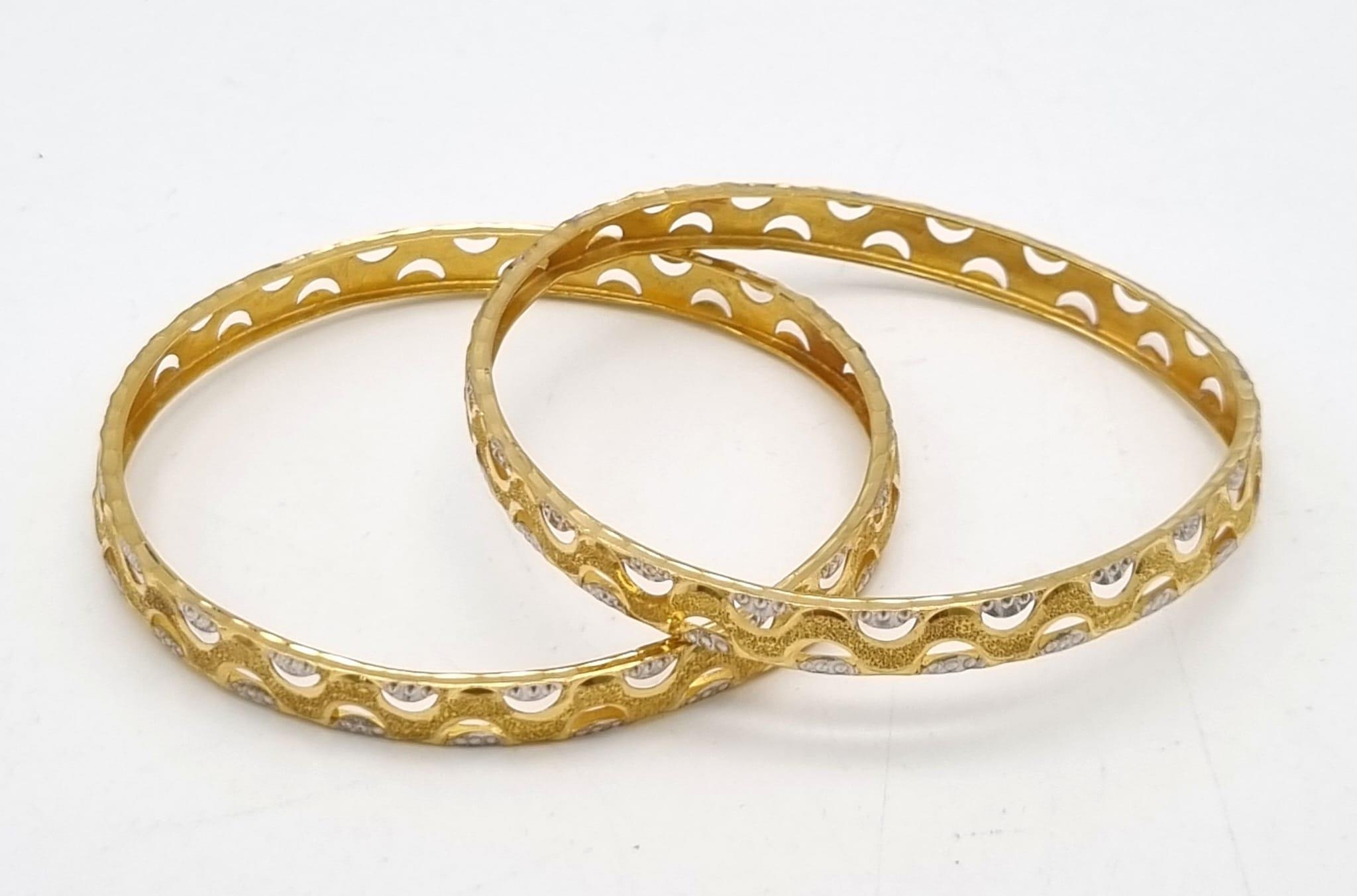 Two 22k Yellow and White Gold Bangle Set. 6cm inner diameter. 16.1g total weight. Ref: 1-8273 - Bild 3 aus 4