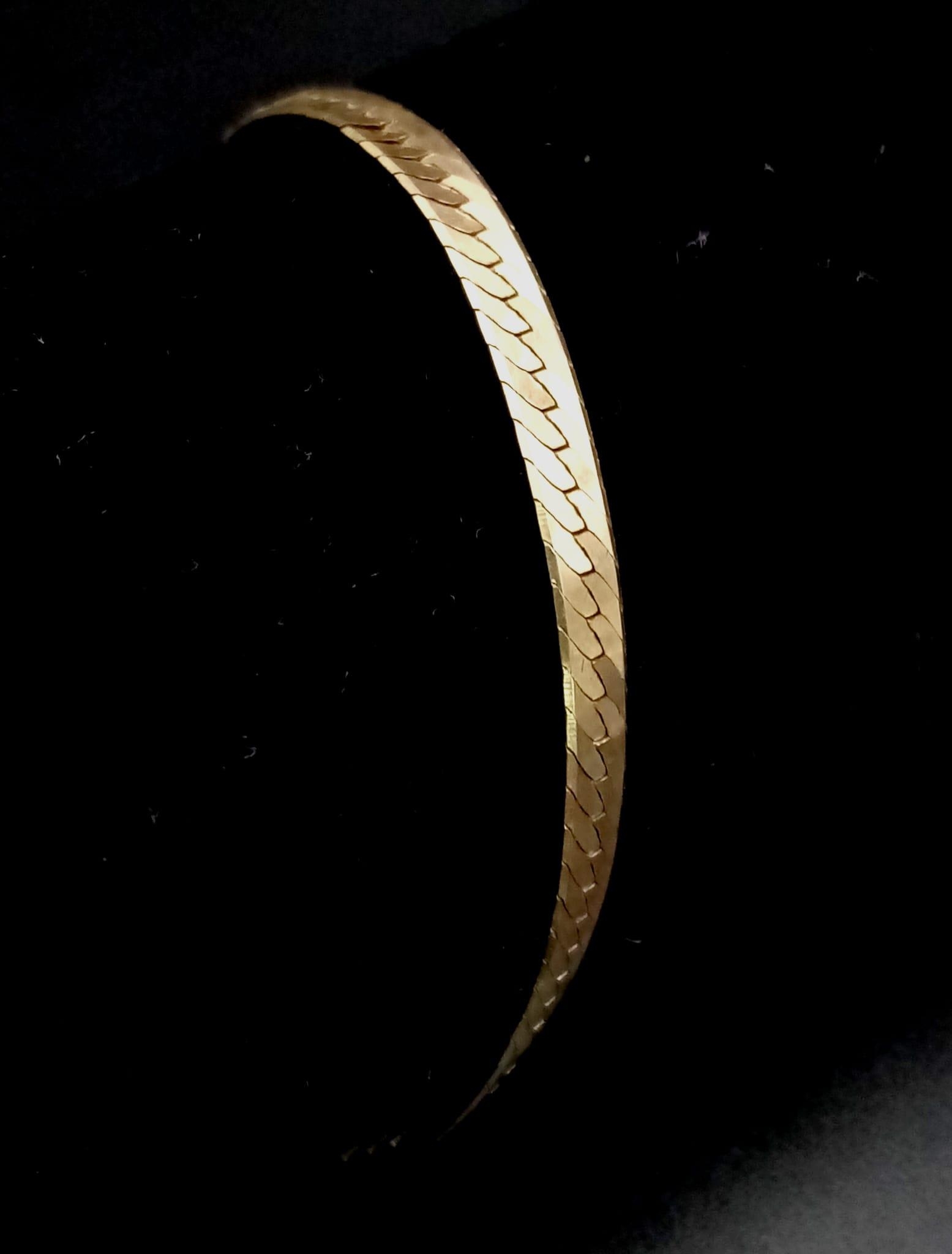 An Italian 9K Yellow Gold Herringbone Bracelet. 18cm. 2.64g