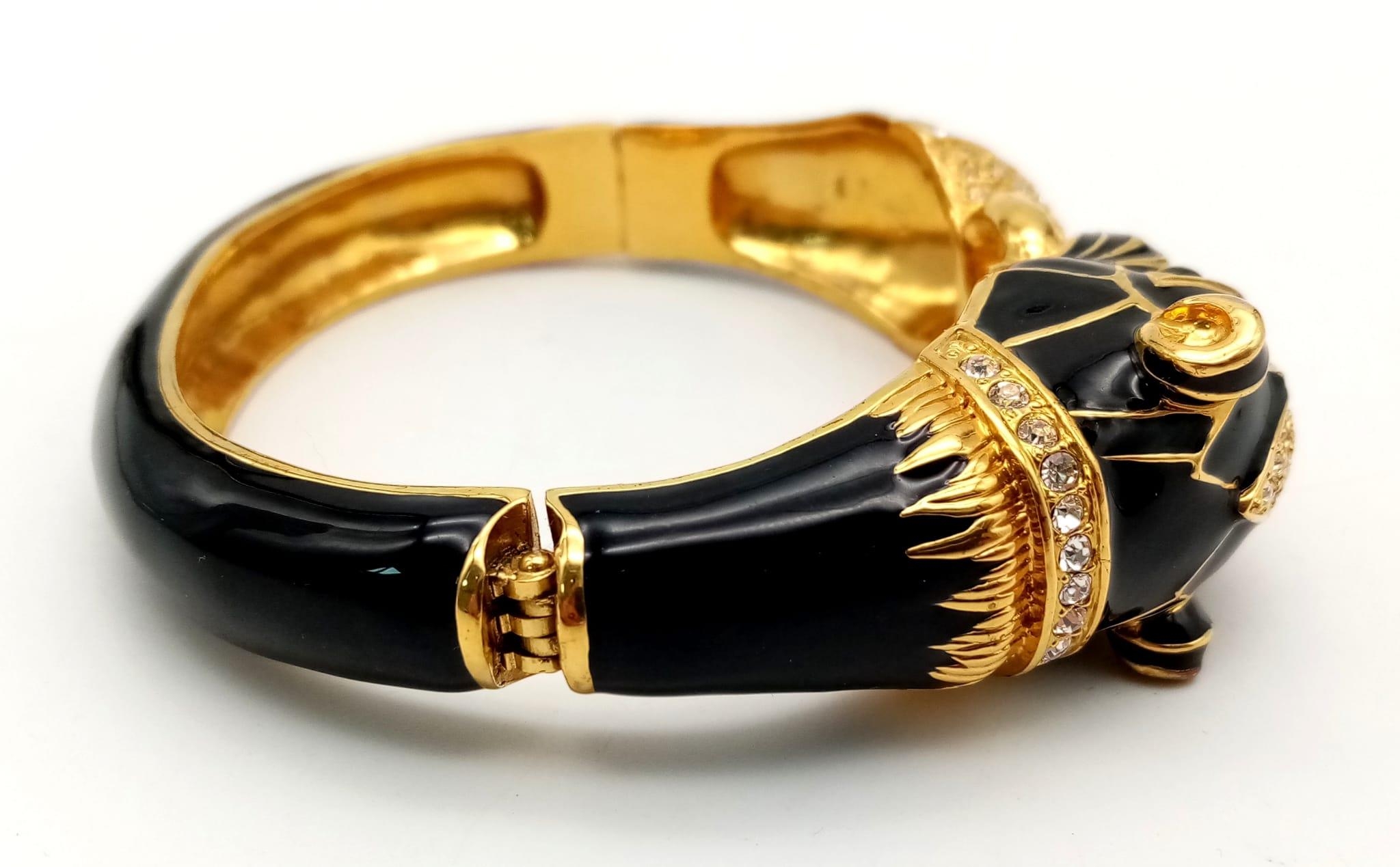 A fabulous black panther, enamel and gold filled bangle with cubic zirconia and synthetic emerald - Bild 2 aus 4
