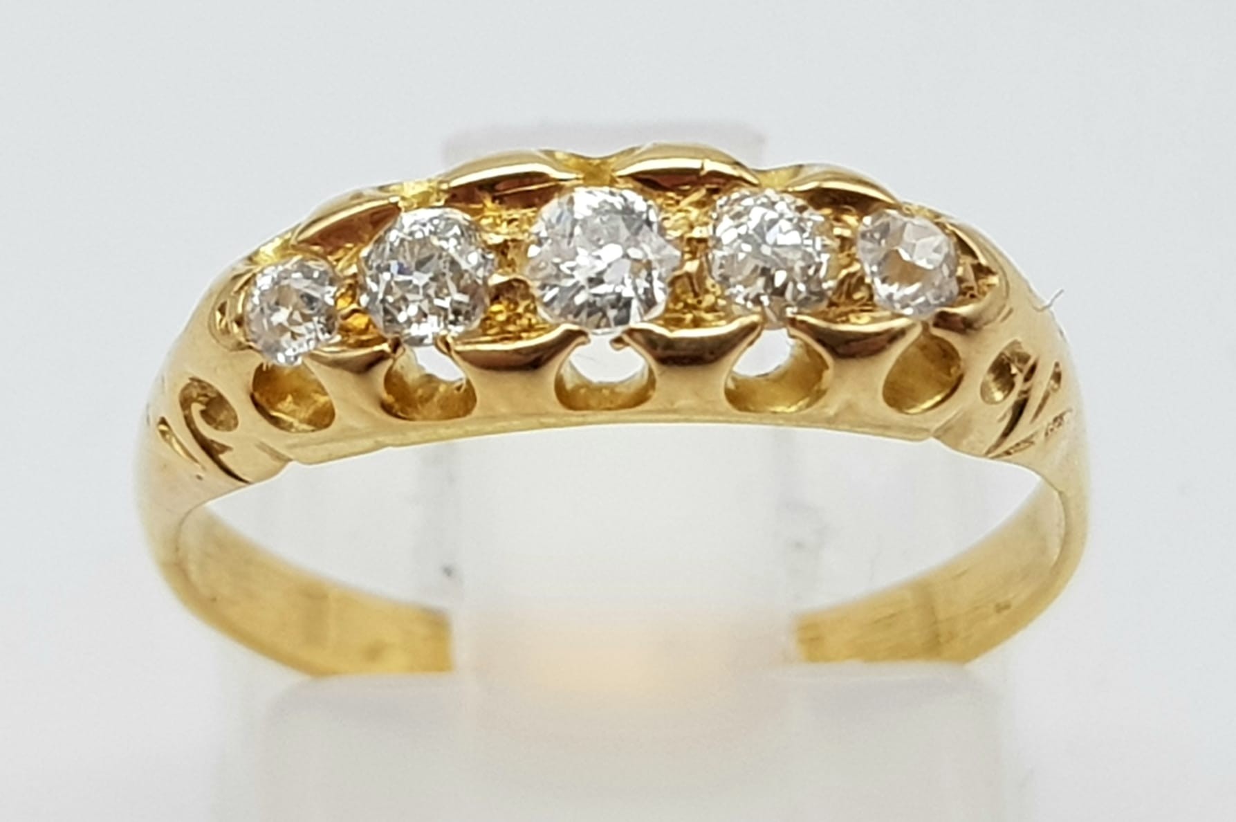 An Antique High Karat Five Diamond Ring. Five bright white, round-cut graduating stones. Size L. 2. - Bild 4 aus 5