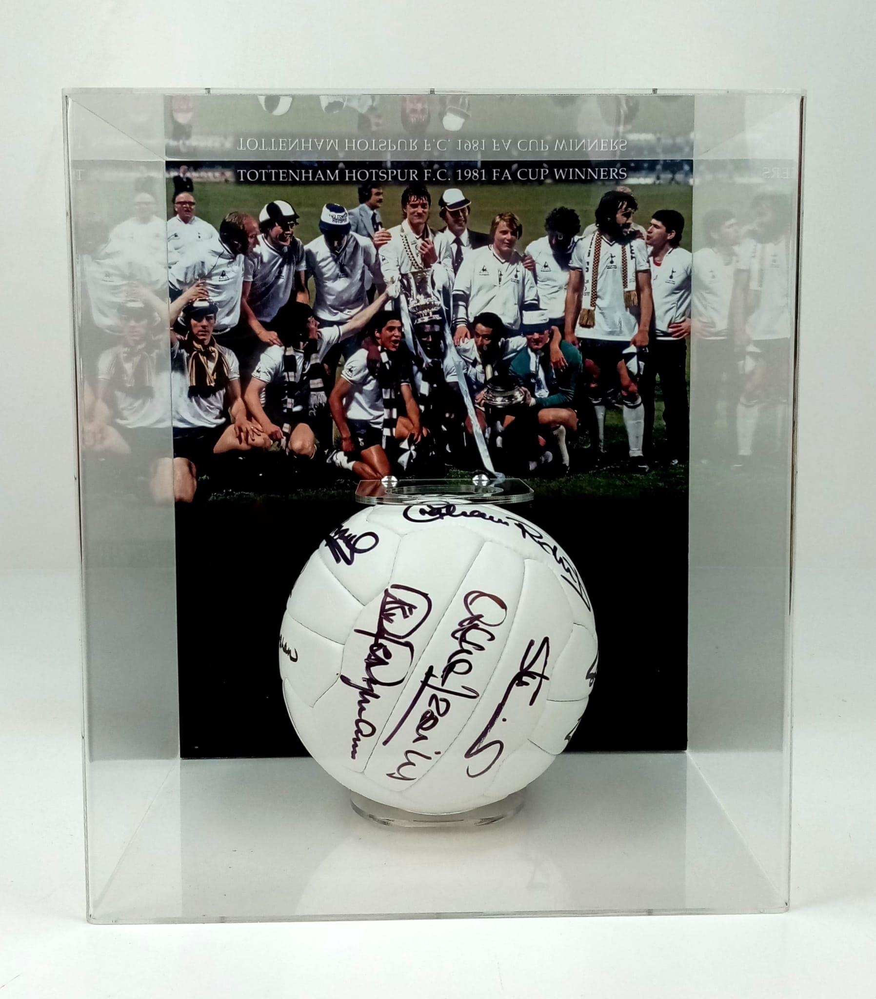 A FOOTBALL SIGNED BY THE TOTTENHAM HOTSPUR 1981 FA CUP WINNING TEAM NICELY DISPLAYED IN A PERSPEX - Bild 5 aus 7