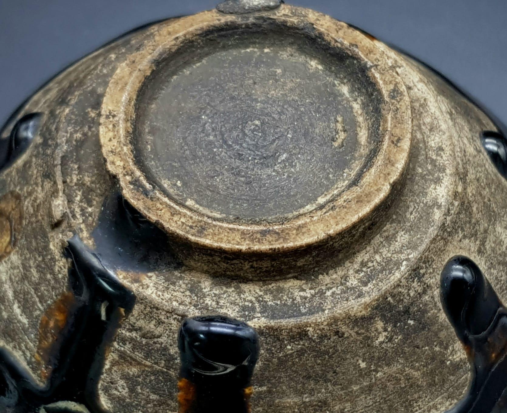 A VERY RARE CHINESE SONG PERIOD (900-1200) JIAN TEA BOWL , WITH A UNIQUE METAL BAND AROUND THE RIM - Bild 5 aus 6