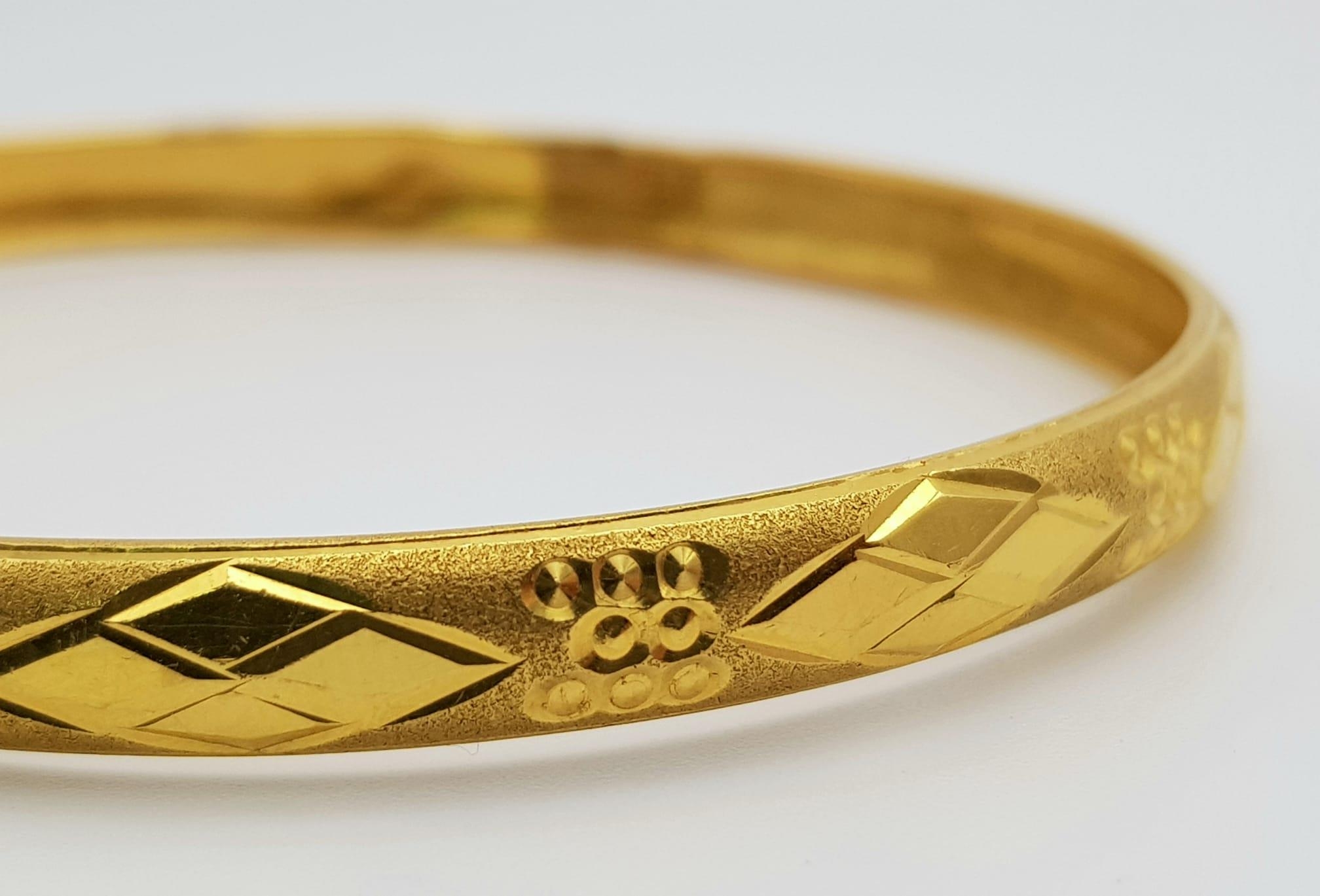 A 22K Yellow Gold Bangle. 65mm inner diameter. 9.58g. Ref: 3876. - Bild 3 aus 4