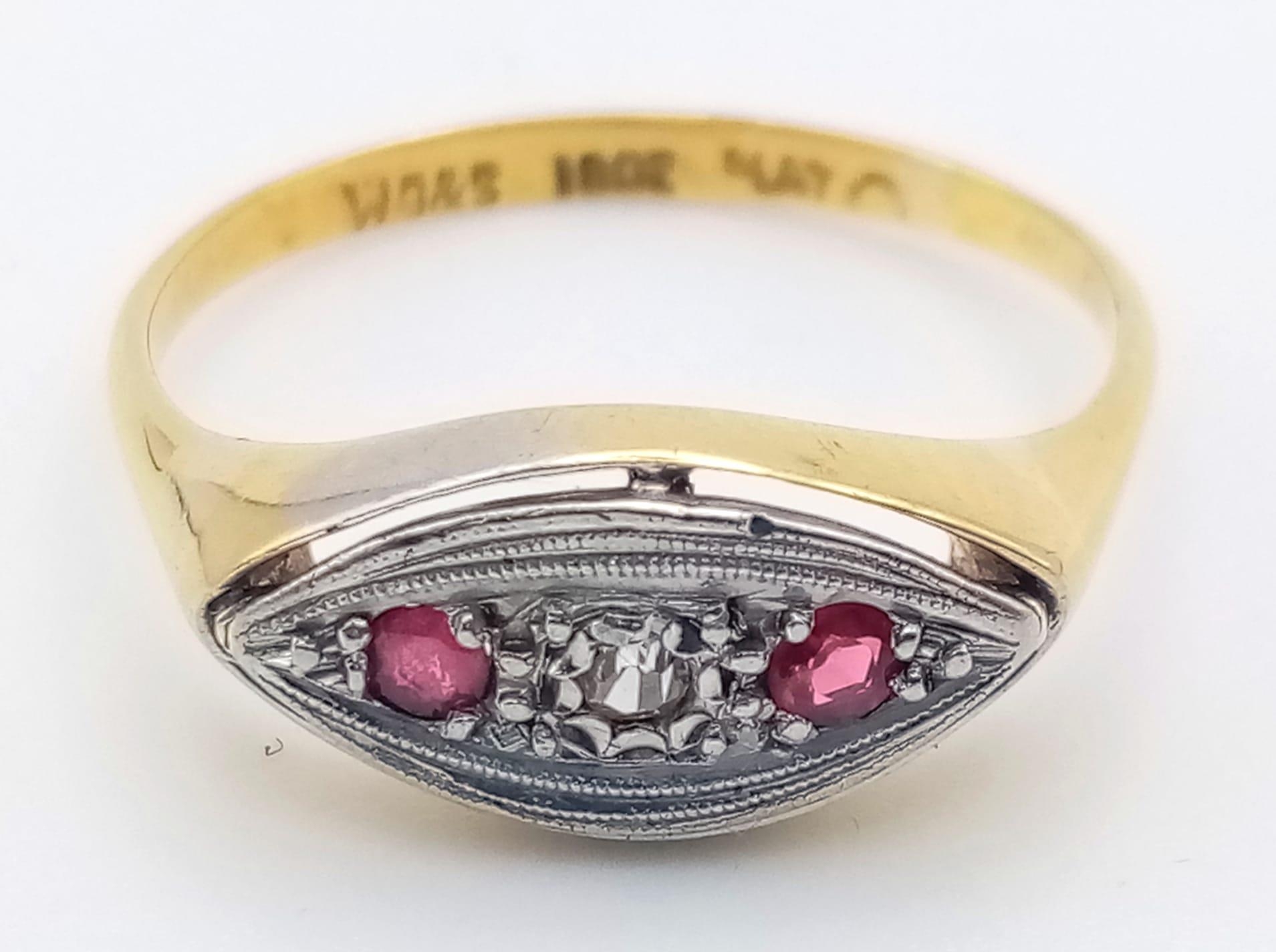 A vintage 18K yellow gold and platinum ring with a single diamond and two rubies. Ring size: R, - Image 4 of 7