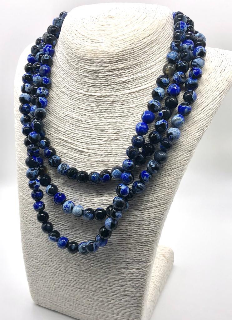 A Dragons Vein Shades of Blue Coloured Three-Row Agate Necklace. 10mm beads. 42-46cm. - Image 3 of 3