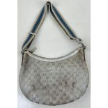 A ladies GUCCI silver bag. Dimensions: 31 x 25 cm, fabric strap.