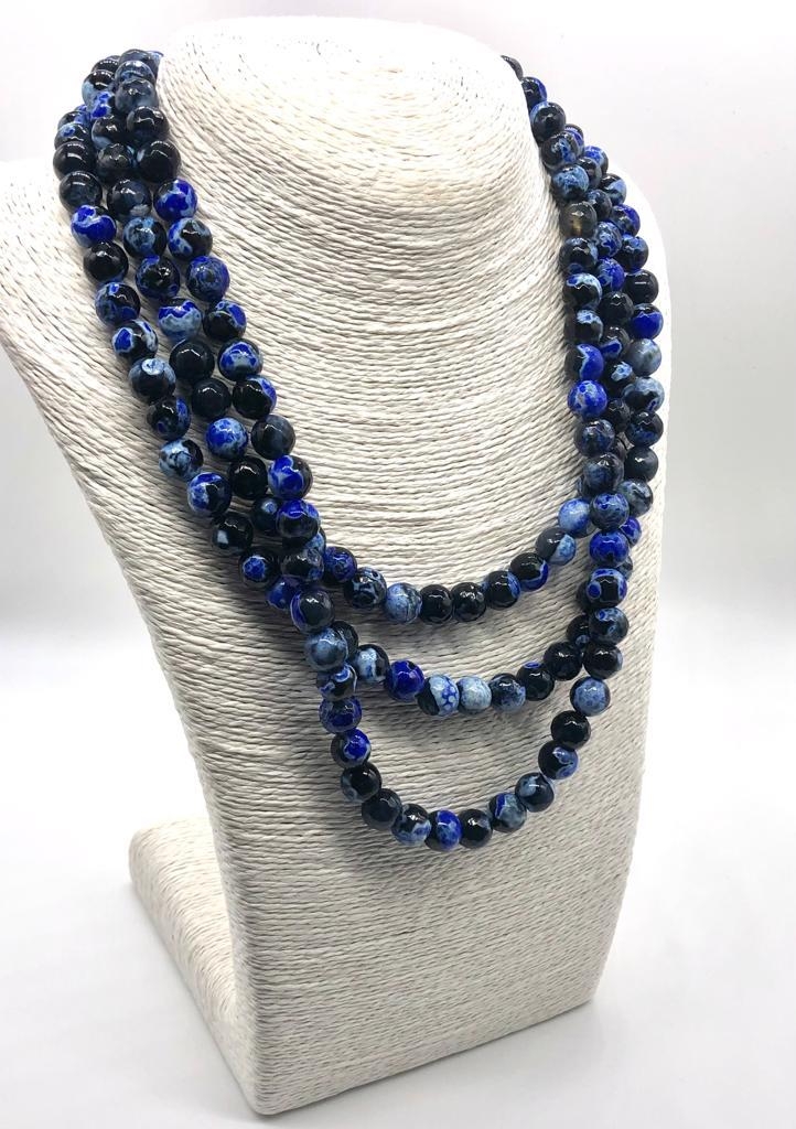 A Dragons Vein Shades of Blue Coloured Three-Row Agate Necklace. 10mm beads. 42-46cm. - Image 2 of 3