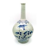 A RARE ANTIQUE JAPANESE IMARI PORCELAIN SAKI BOTTLE FROM THE EDO PERIOD, A BOTTLE SHAPED VASE OF