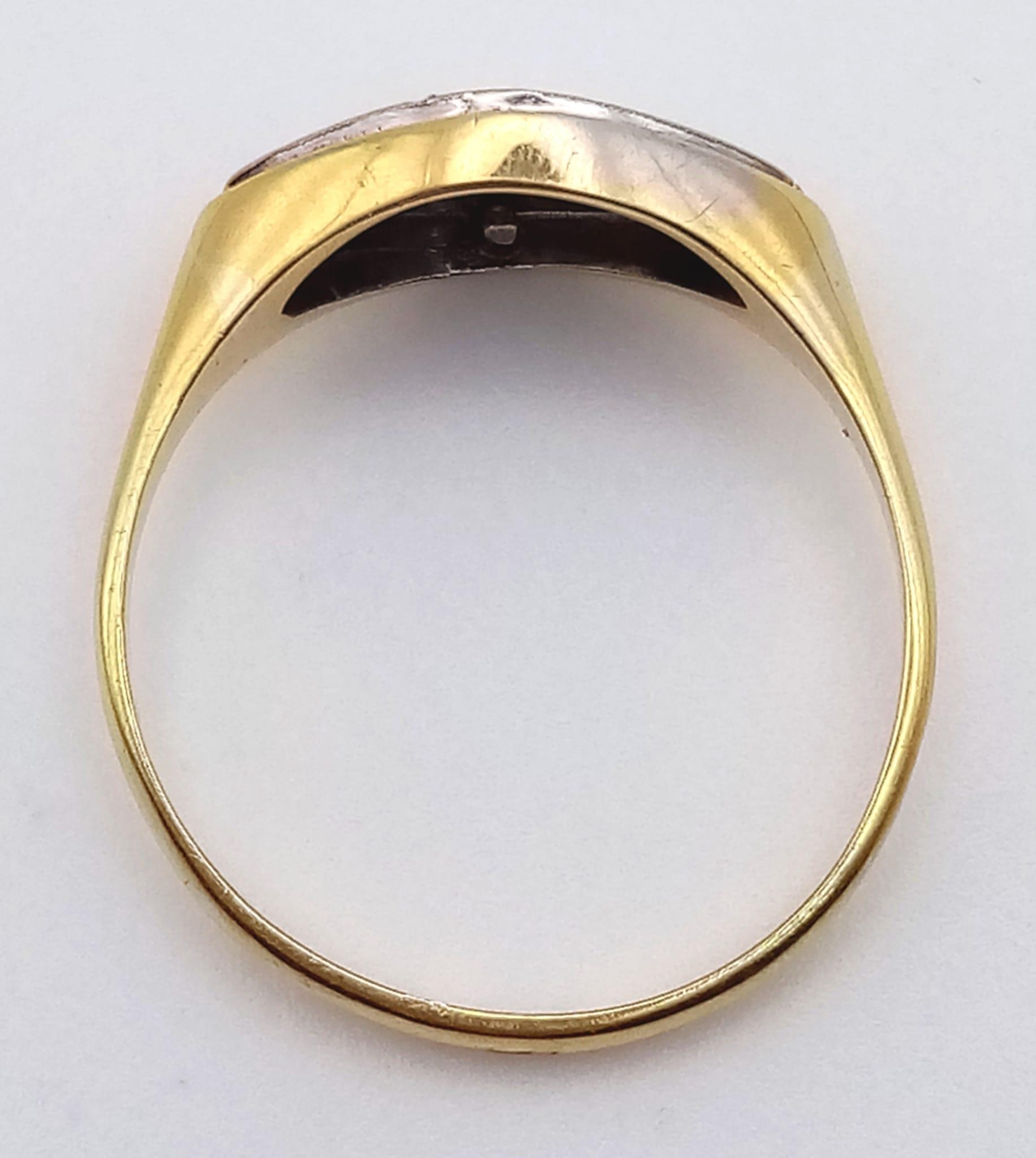 A vintage 18K yellow gold and platinum ring with a single diamond and two rubies. Ring size: R, - Image 6 of 7