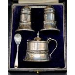 A SOLID SILVER CRUET SET COMPETE WITH BLUE GLASS LINER AND SPOON, IN ORIGINAL BOX, HALLMARKED